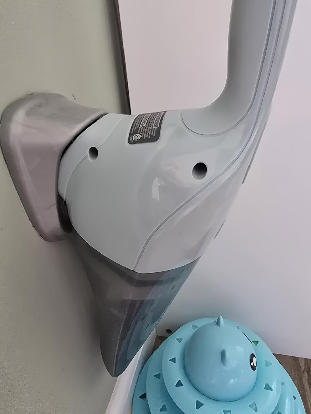 BLACK+DECKER Cordless Lithium Handheld Power Vacuum with Wall Mount Base and Charger, White (HNV220BCZ10FF) - Customer Photo 1