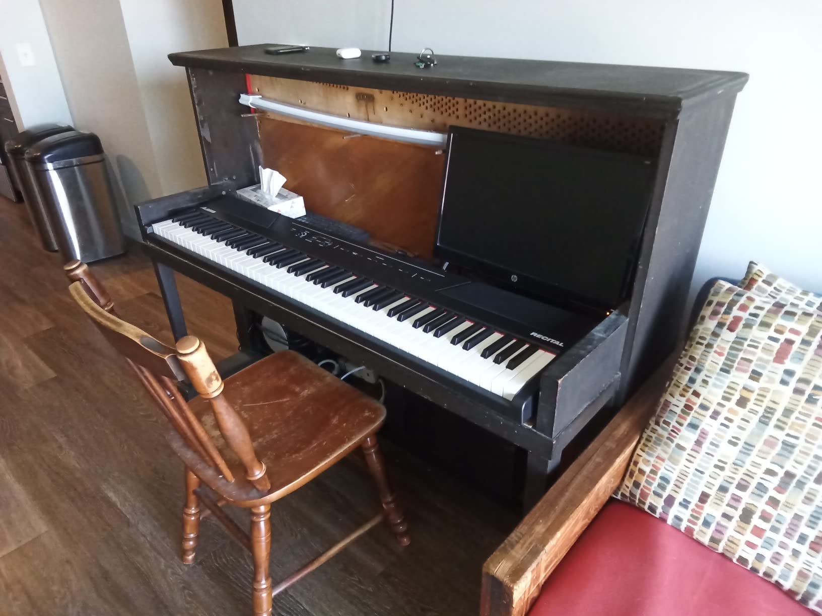 Alesis Recital – 88 Key Digital Piano Keyboard with Semi Weighted Keys, 2x20W Speakers, 5 Voices, Split, Layer and Lesson Mode, FX and Piano Lessons - Customer Photo 2