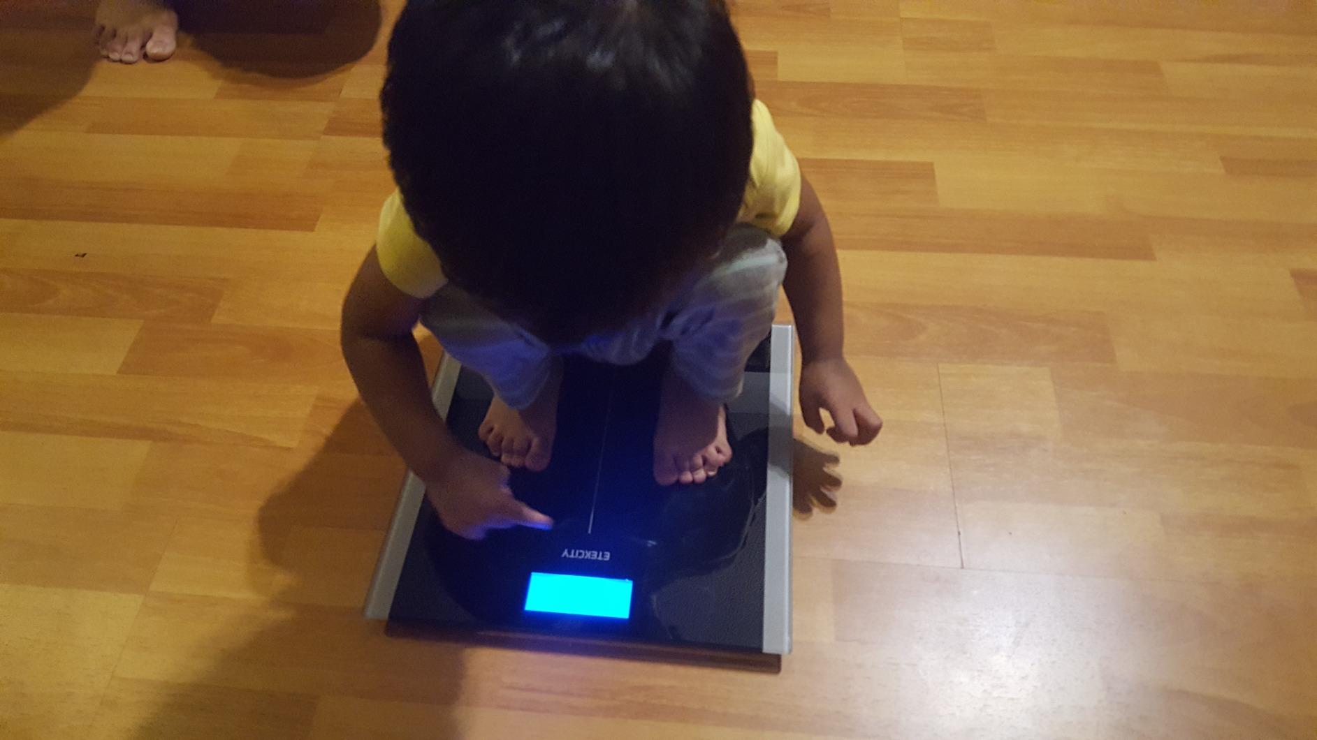 Etekcity Scale for Body Weight, Bathroom Digital Weighing Machine for People, Extra Wide Platform and High Capacity, Accurate and Safe, Large Number and Easy-to-Read on Backlit LCD Display, 440 lb - Customer Photo 2