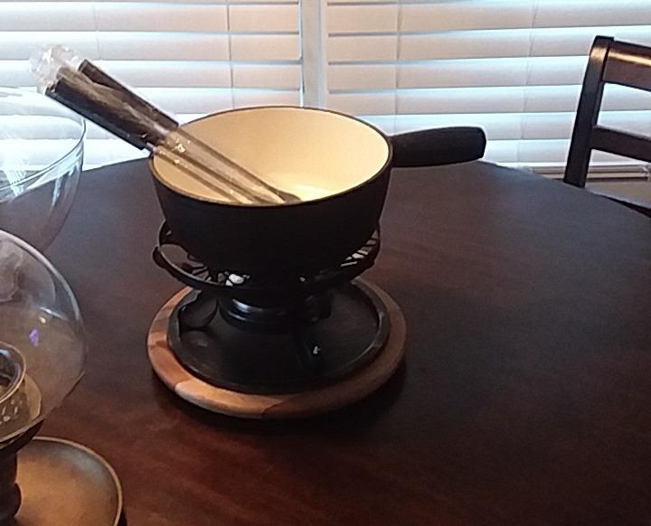 Artestia Cast Iron Fondue Pot Set – Swiss Traditional 2L Cheese & Chocolate Fondue Pot for 4-6 People – Ideal for Melting Cheese, Chocolates, Caramel, & More (Black) - Customer Photo 2