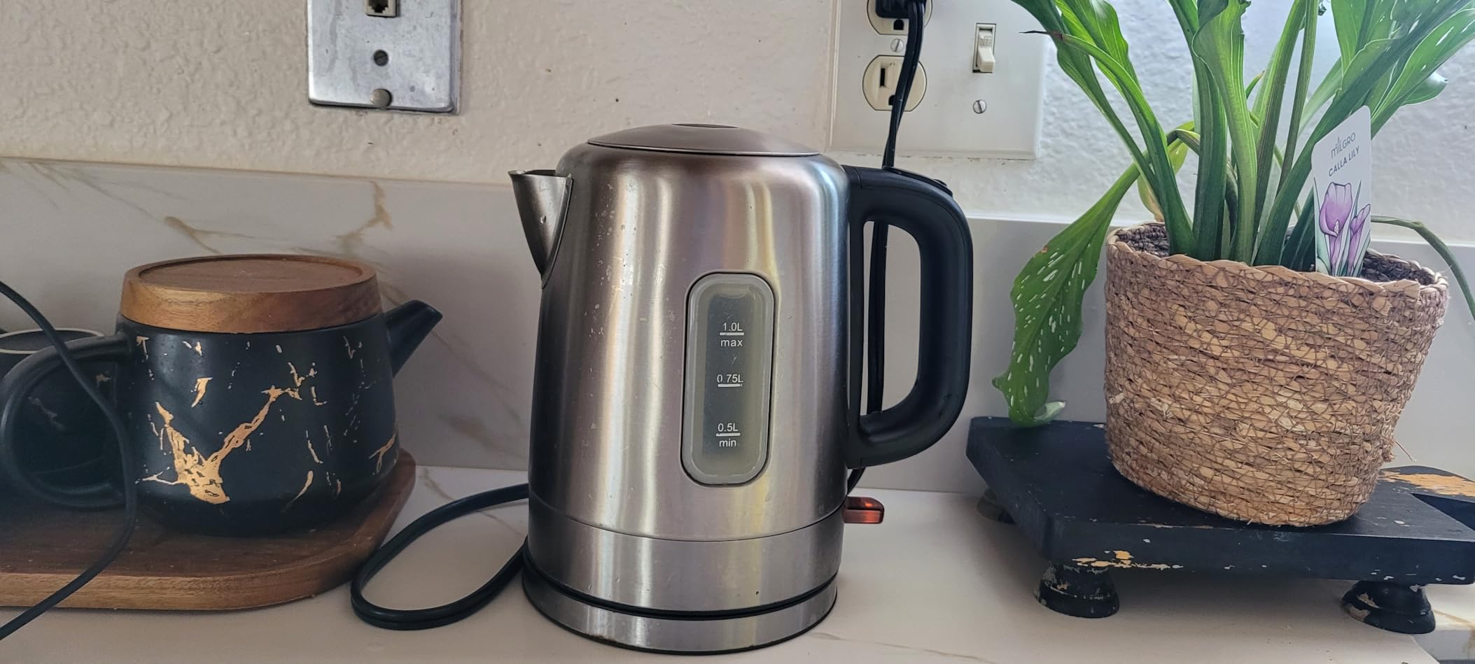 Amazon Basics Electric Stainless Steel Kettle for Tea and Coffee, BPA-Free, Fast Boiling, Auto Shut-Off, 1.1 Quarts, 1500W, Black and Silver - Customer Photo 1