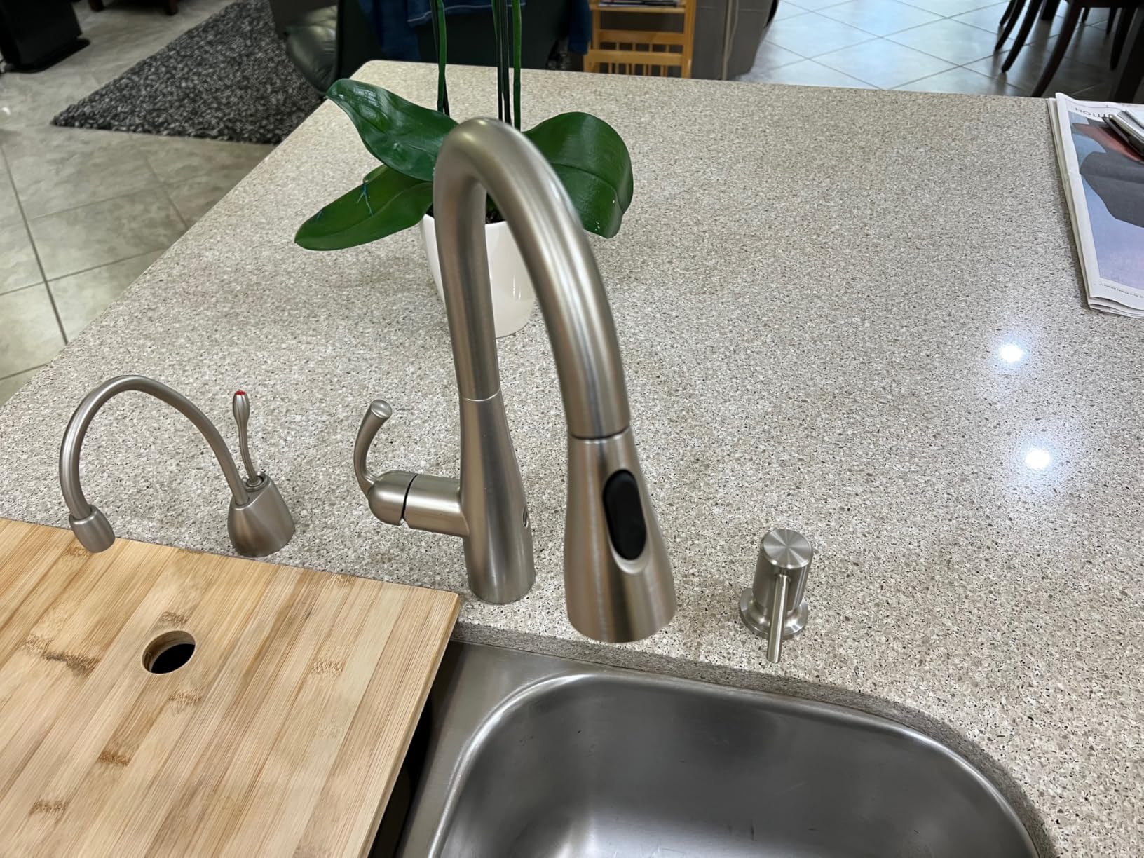 Moen Essie Spot Resist Stainless MotionSense Wave One-Handle Touchless Kitchen Faucet with Pulldown Sprayer and Soap Dispenser, 87014EWSRS - Customer Photo 1