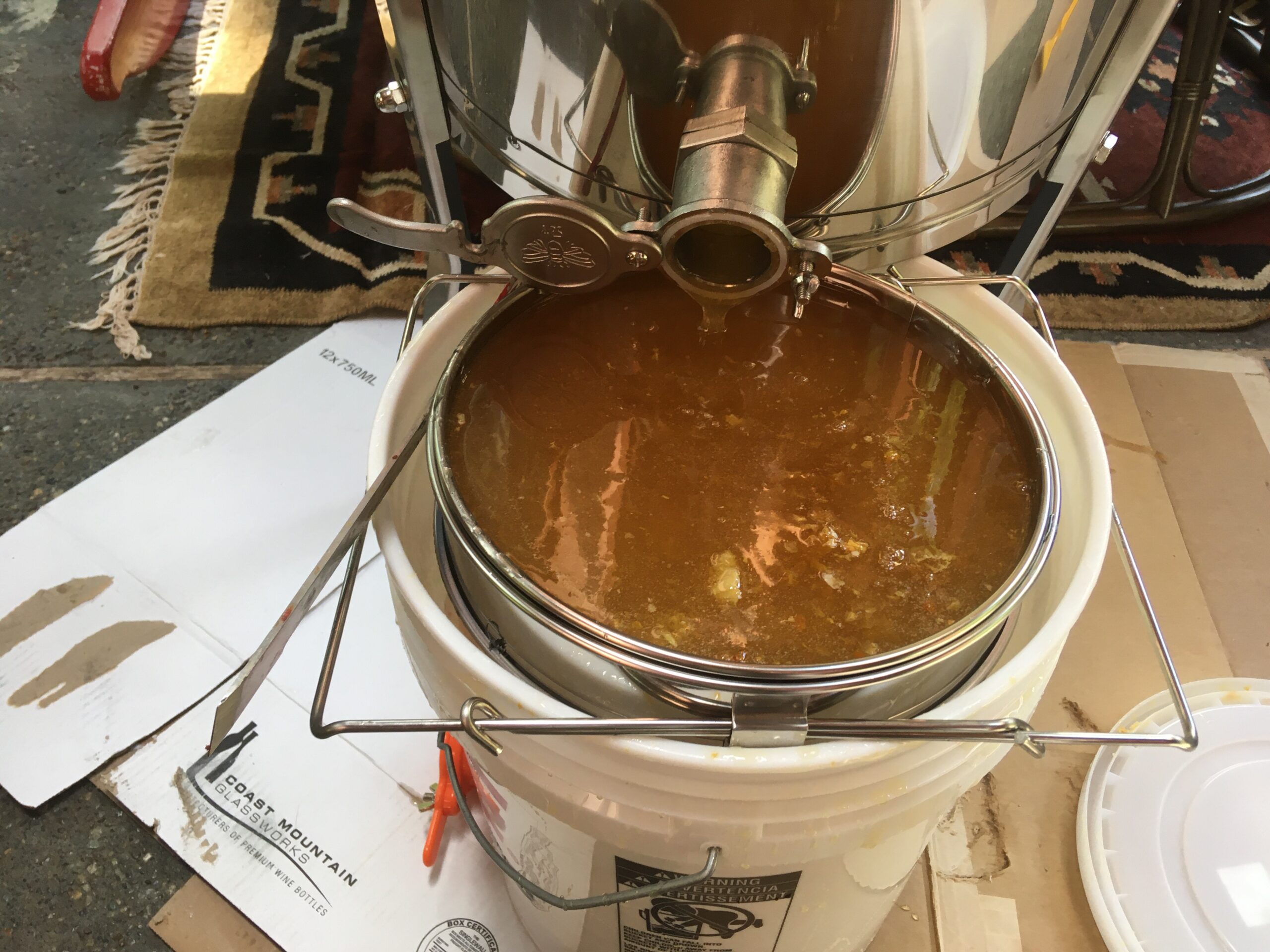 VINGLI 2 Frames Manual Honey Extractor Separator, Food Grade Stainless Steel Honeycomb Spinner Drum Crank by Hand with Adjustable Height Stands, Beekeeping Pro Extraction Apiary Centrifuge Equipment - Customer Photo 1
