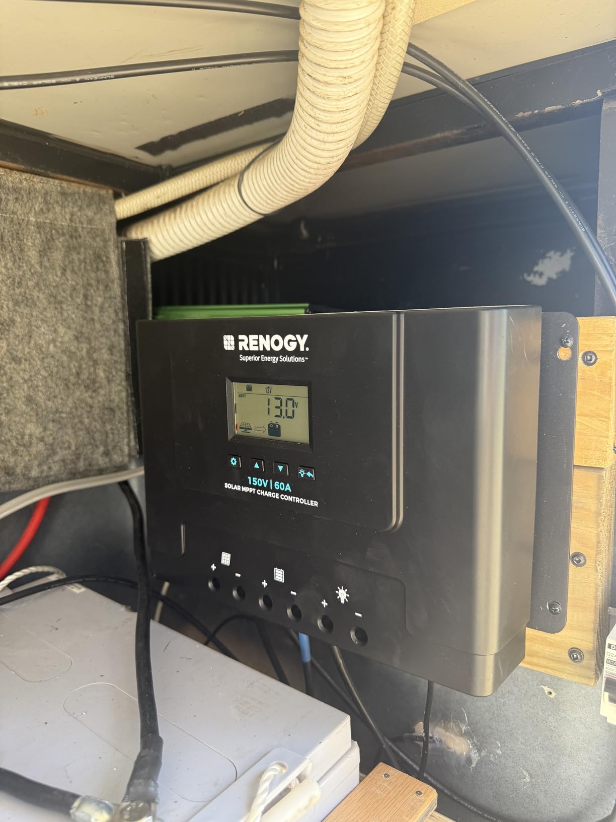 Renogy Solar Charge Controller (Bluetooth) - Rover 40A 12V24V Auto Parameter DC Input MPPT Charge Controllers for Solar Panels Adjustable LCD for Gel Sealed Flooded Lithium Battery - Customer Photo 1