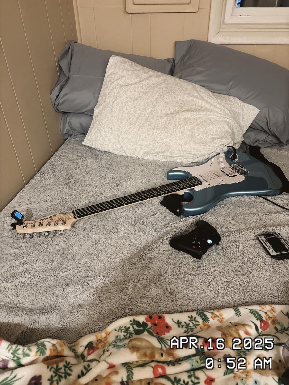 Donner DST-100S 39 Inch Full Size Electric Guitar Kit Solid Body Sunburst, Beginner Starter, with Amplifier, Bag, Capo, Strap, String, Tuner, Cable, Picks - Customer Photo 1