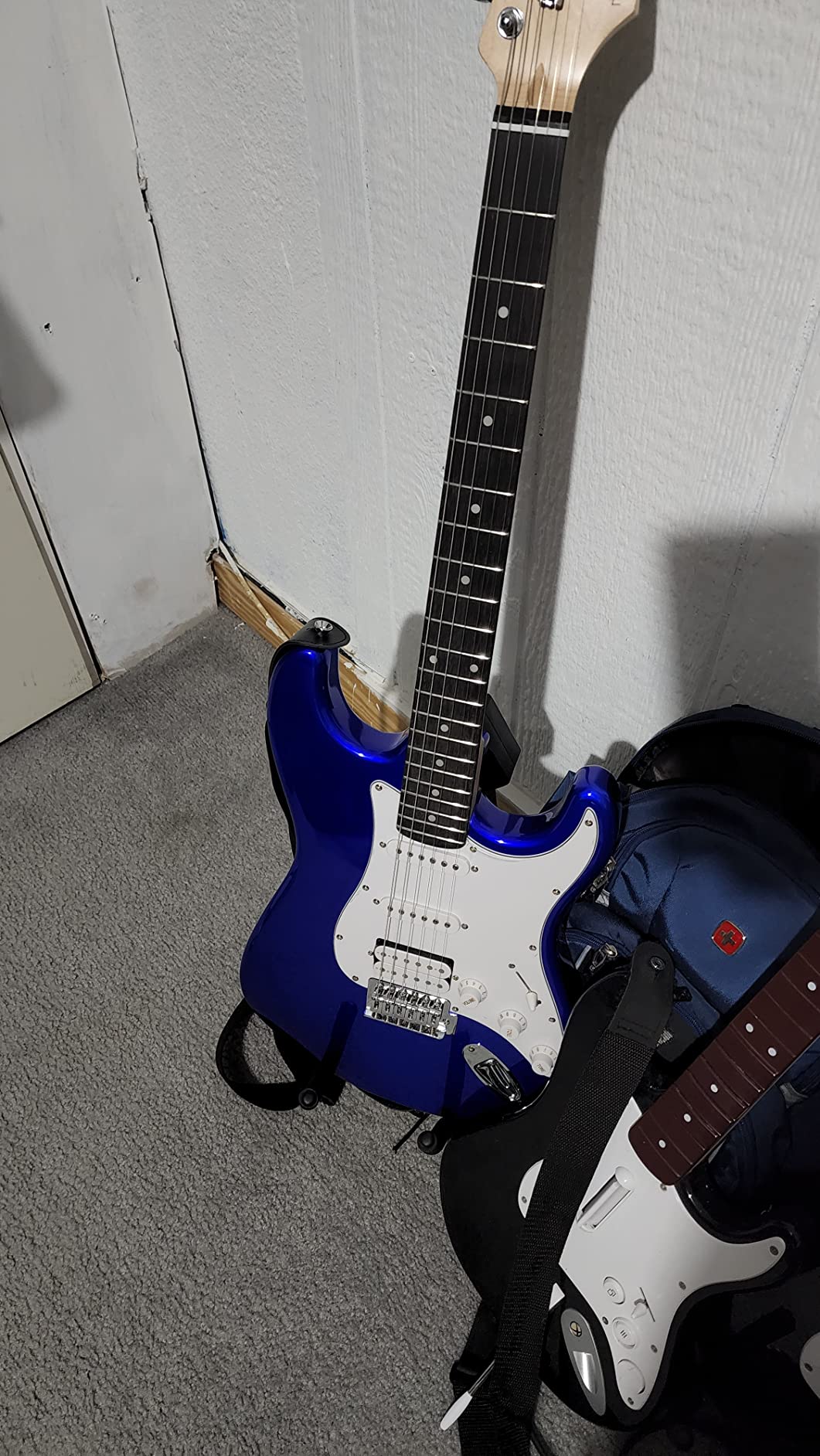 Donner DST-100S 39 Inch Full Size Electric Guitar Kit Solid Body Sunburst, Beginner Starter, with Amplifier, Bag, Capo, Strap, String, Tuner, Cable, Picks - Customer Photo 2