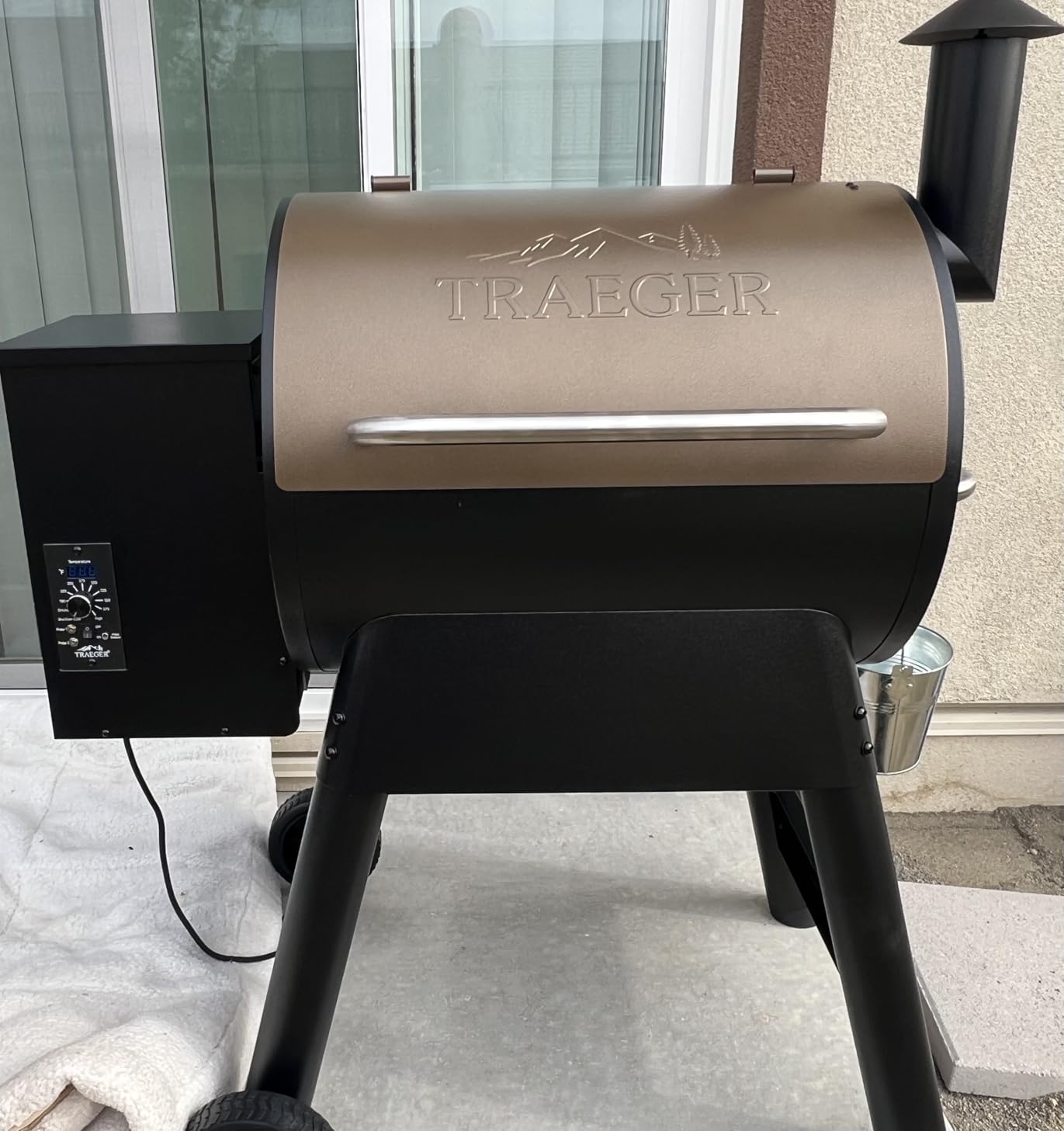 Traeger Grills Pro 22 Wood Pellet Grill & Smoker, Electric Pellet Smoker Grill Combo, 6-in-1 BBQ Versatility, 572 sq. in. Grilling Capacity, Meat Probe, 450 Degree Max Temperature, 18LB Hopper, Bronze - Customer Photo 1