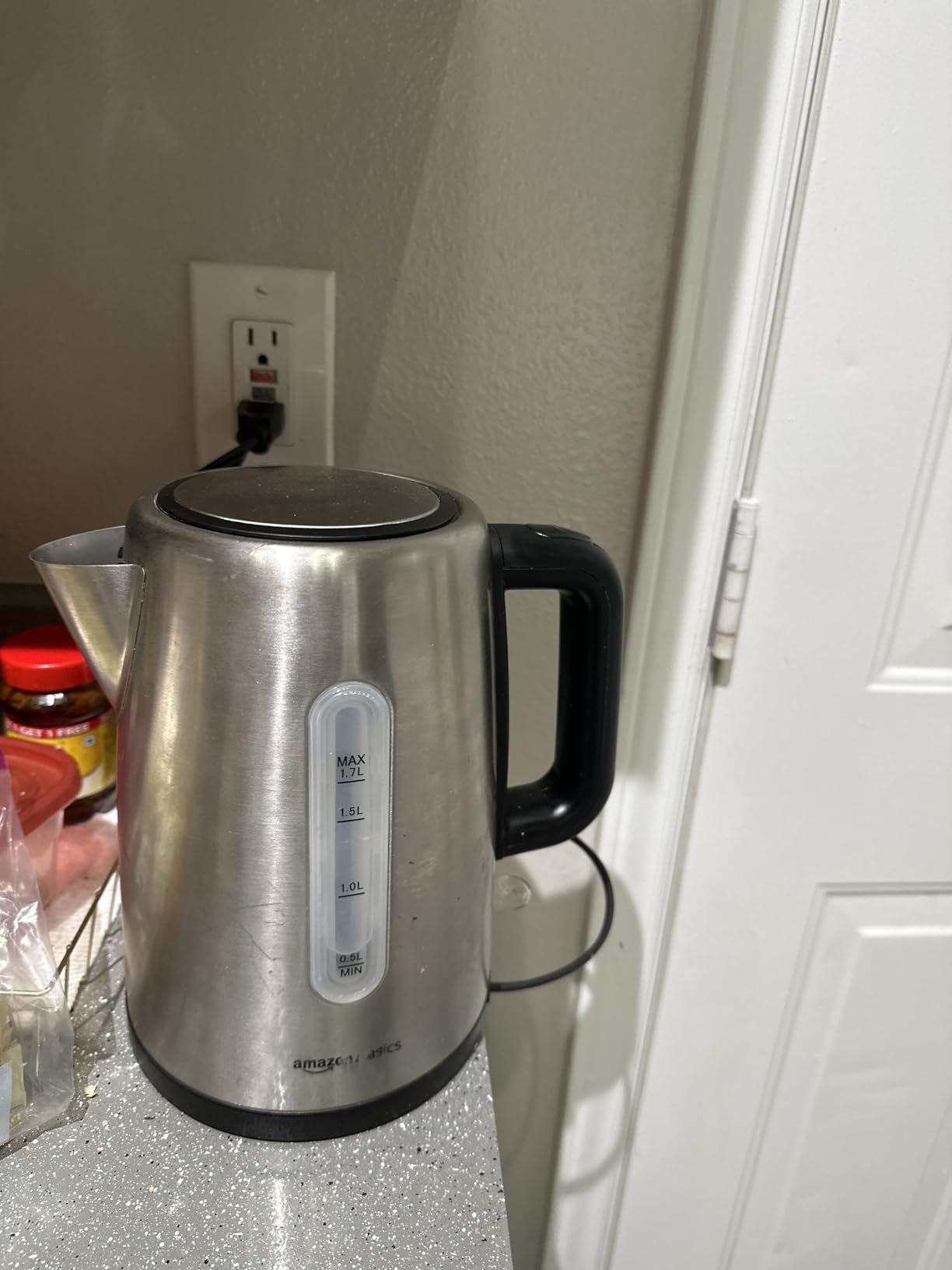 Amazon Basics Electric Kettle with Glass Carafe for Tea and Coffee, BPA-Free, Fast Boiling, Auto Shut-Off, 1.8 Quarts, 1500W, Black and Silver - Customer Photo 1