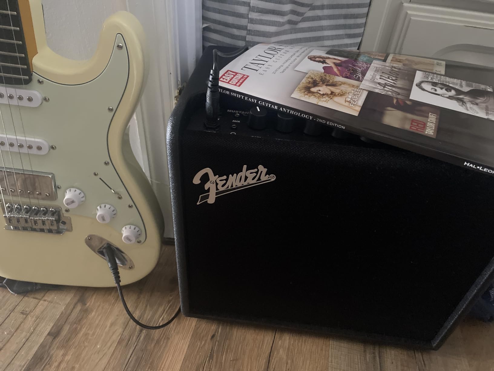 Fender Mustang LT25 Guitar Amp, 25-Watt Combo Amp, with 2-Year Warranty, 30 Preset Effects with USB Audio Interface for Recording - Customer Photo 2