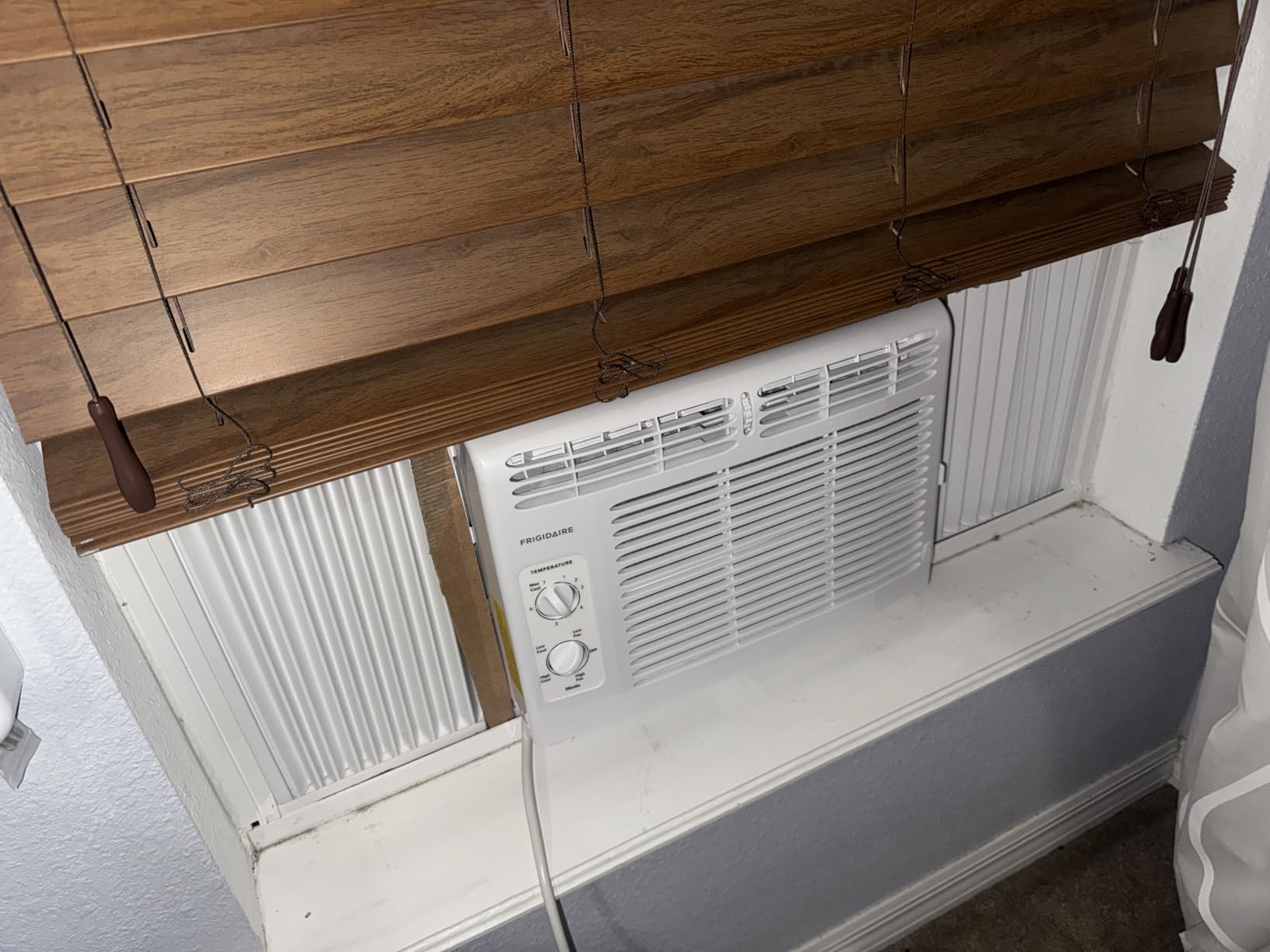 Frigidaire 5,000 BTU Window-Mounted Air Conditioner, Cools Up to 150 Sq. Ft., Quiet Operation, Effortless Temperature Control, 2 Fan Speeds, Auto Restart, White - Customer Photo 2