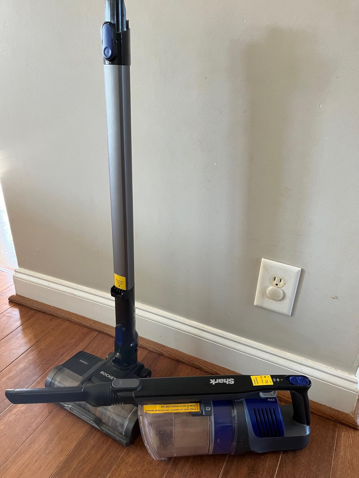 Shark | Pet Cordless Vacuum Cleaner | LED Headlights | Removable Handheld Vacuum for Pet Hair | Crevice Tool & Pet Multi-Tool Included | 40min Runtime | For Carpet & Hard Floors | Grey | IX141 - Customer Photo 2