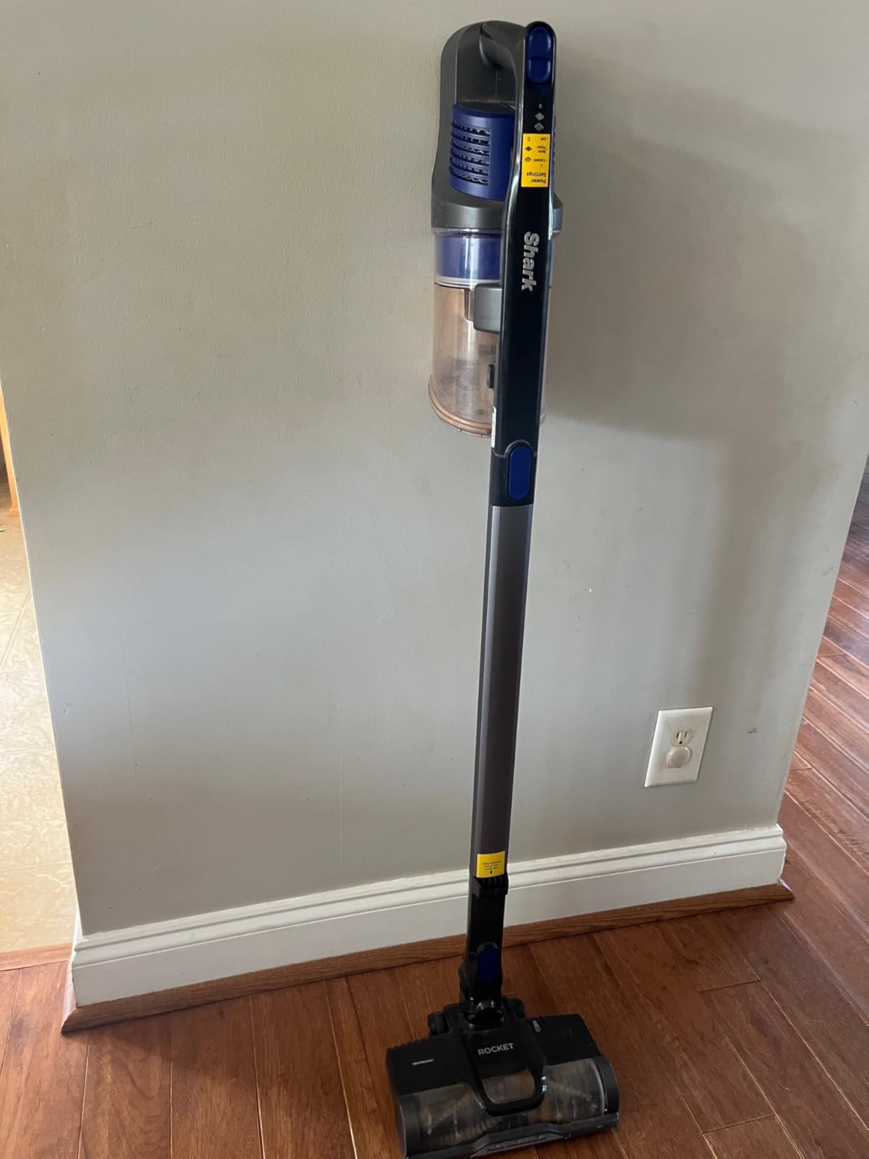 Shark | Pet Cordless Vacuum Cleaner | LED Headlights | Removable Handheld Vacuum for Pet Hair | Crevice Tool & Pet Multi-Tool Included | 40min Runtime | For Carpet & Hard Floors | Grey | IX141 - Customer Photo 3