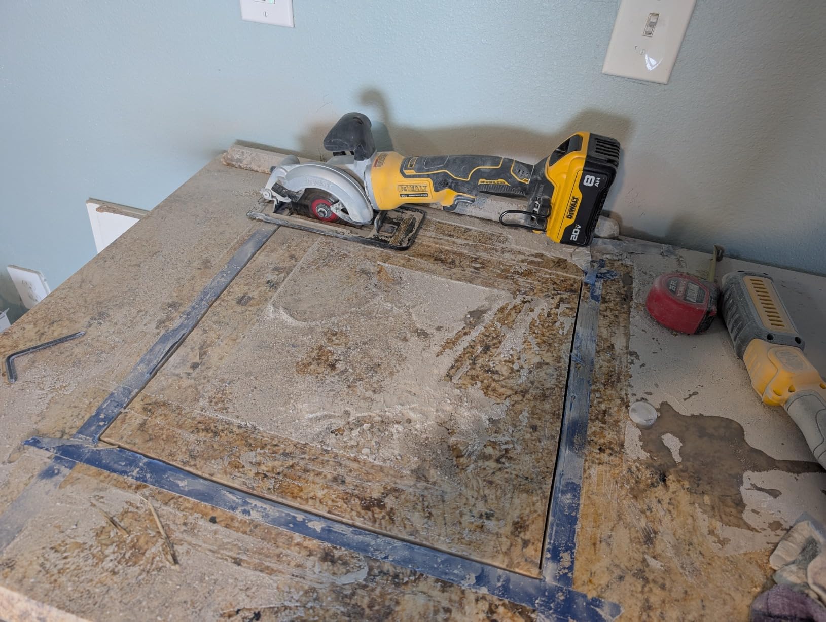 DEWALT ATOMIC 20V MAX* Circular Saw, 4-1/2-Inch, Tool Only - Customer Photo 1