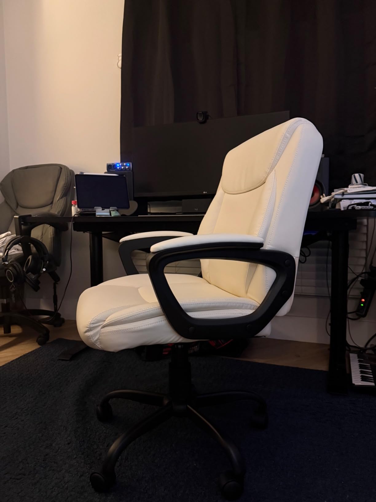Amazon Basics Classic Puresoft PU Padded Mid-Back Height Adjustable Office Computer Desk Chair with Armrest - Customer Photo 2