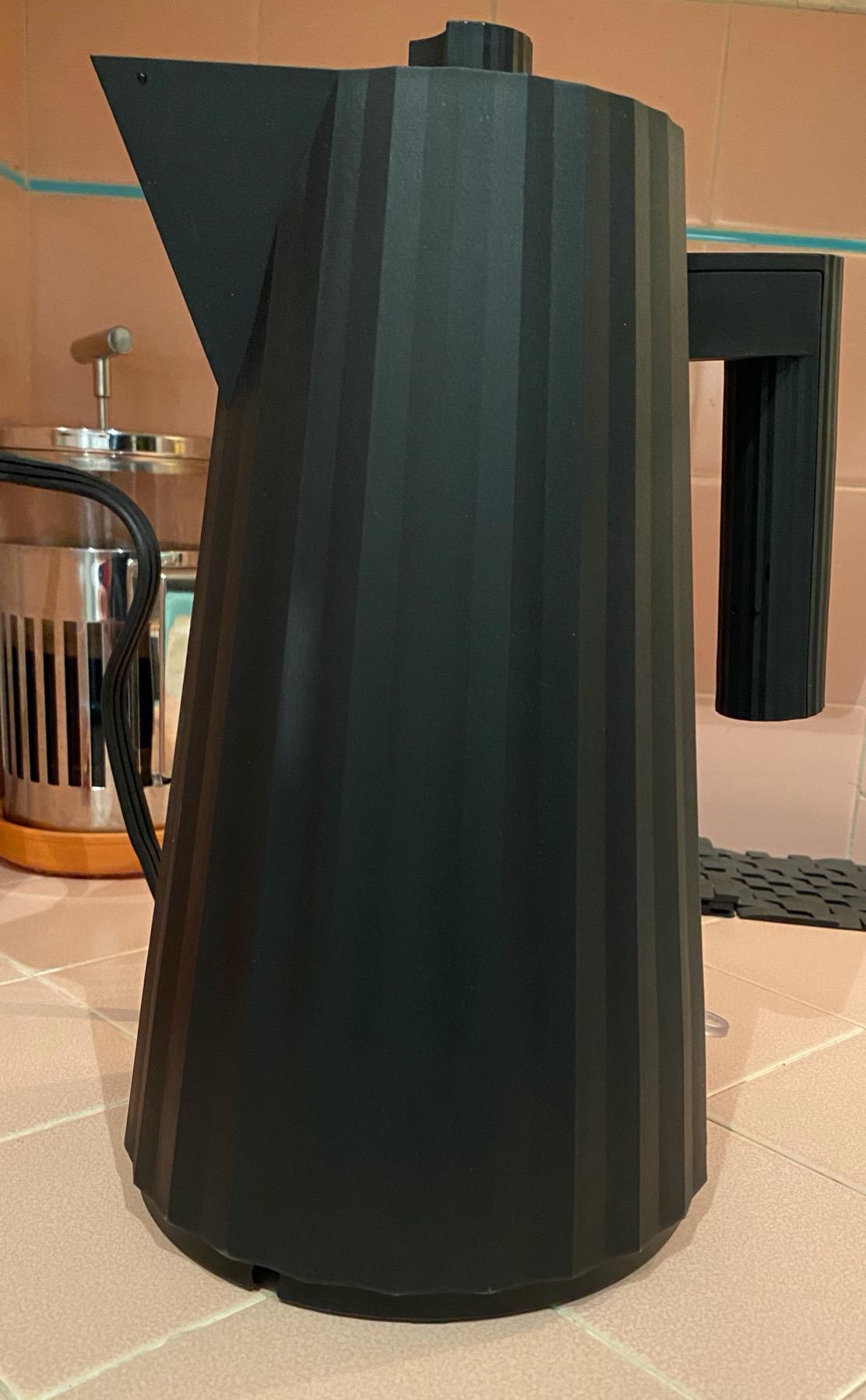 Alessi Plissé MDL06B/USA - Electric Kettle in Thermoplastic Resin, US Plug 1500W, 57.5 fl oz, Black - Customer Photo 1