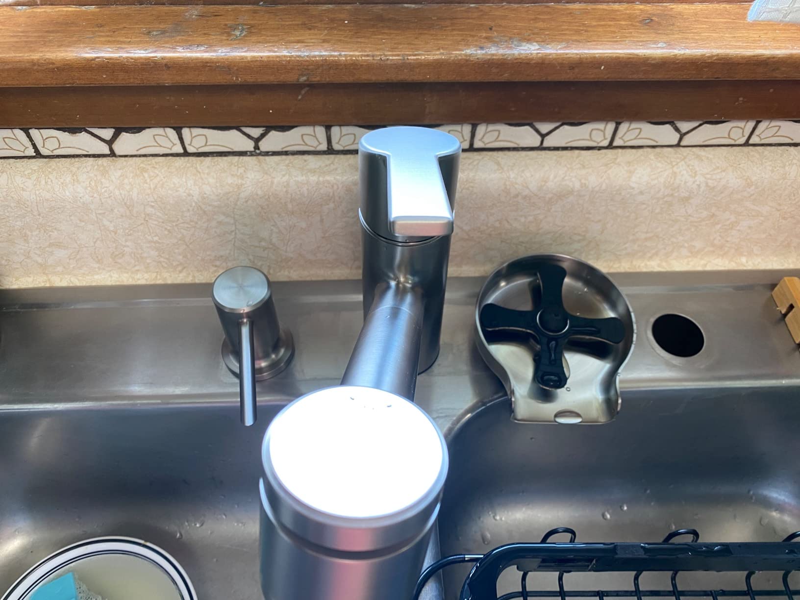 Moen Sombra Spot Resist Stainless Single-Handle Pull-Out Sprayer Kitchen Faucet with Soap Dispenser and Power Clean, 87701SRS - Customer Photo 1