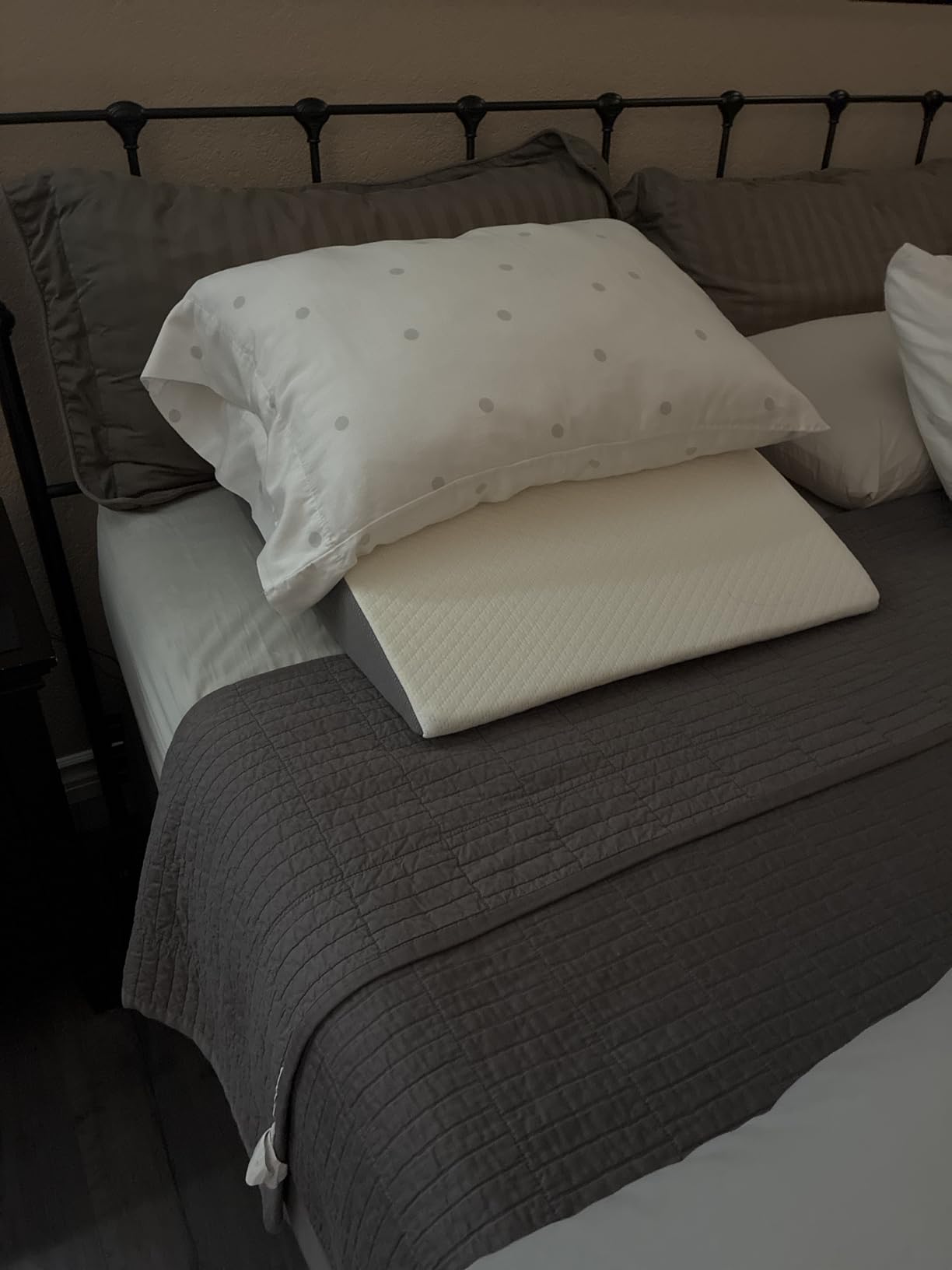 Kölbs Bed Wedge Pillow for Sleep Apnea, Sleeping Comfort, Relaxing, Acid Reflux, Heartburn and Back Pain Relief. Cushion for Sitting Up in Bed. Memory Foam Top, Chic Jacquard Washable Cover. - Customer Photo 1