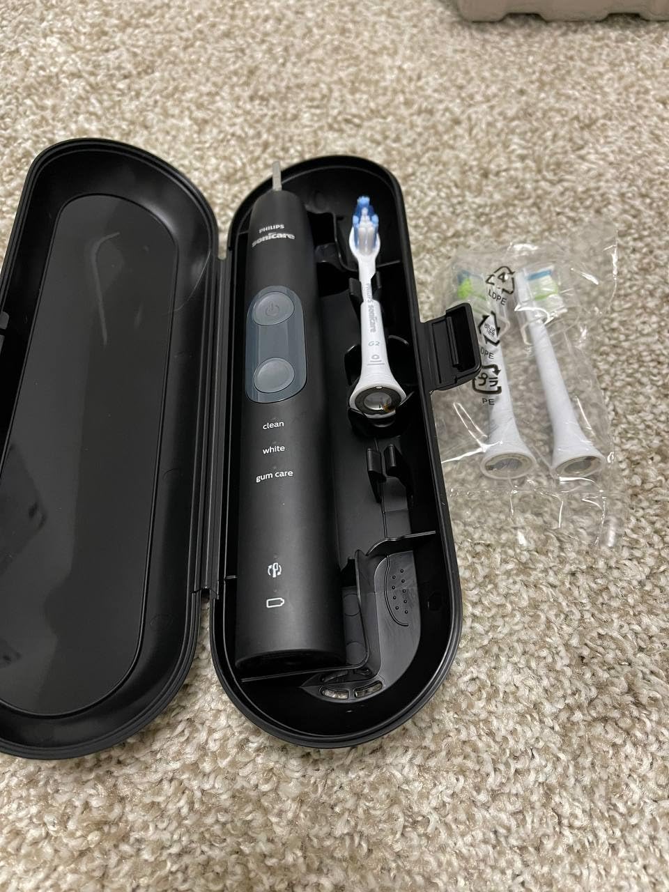 Philips Sonicare ProtectiveClean 5300 Rechargeable Electric Toothbrush, with Pressure Sensor, 3 Cleaning Modes, SmarTimer and QuadPacer, with 2 Bonus Brush Heads, Travel Case, Black, Model HX6423/34 - Customer Photo 3
