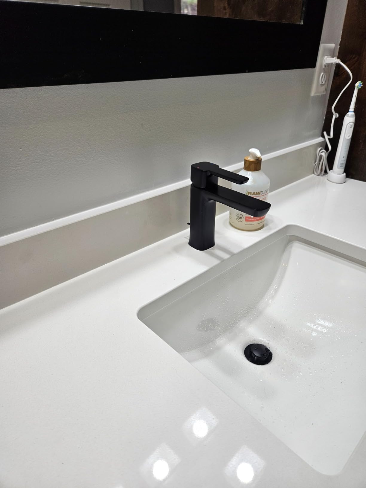 Delta Modern Matte Black Bathroom Faucet 1 Hole, Single Hole Bathroom Sink Faucet for Vanity, Push-Pop Drain Assembly, Matte Black 581LF-BLGPM-PP - Customer Photo 1