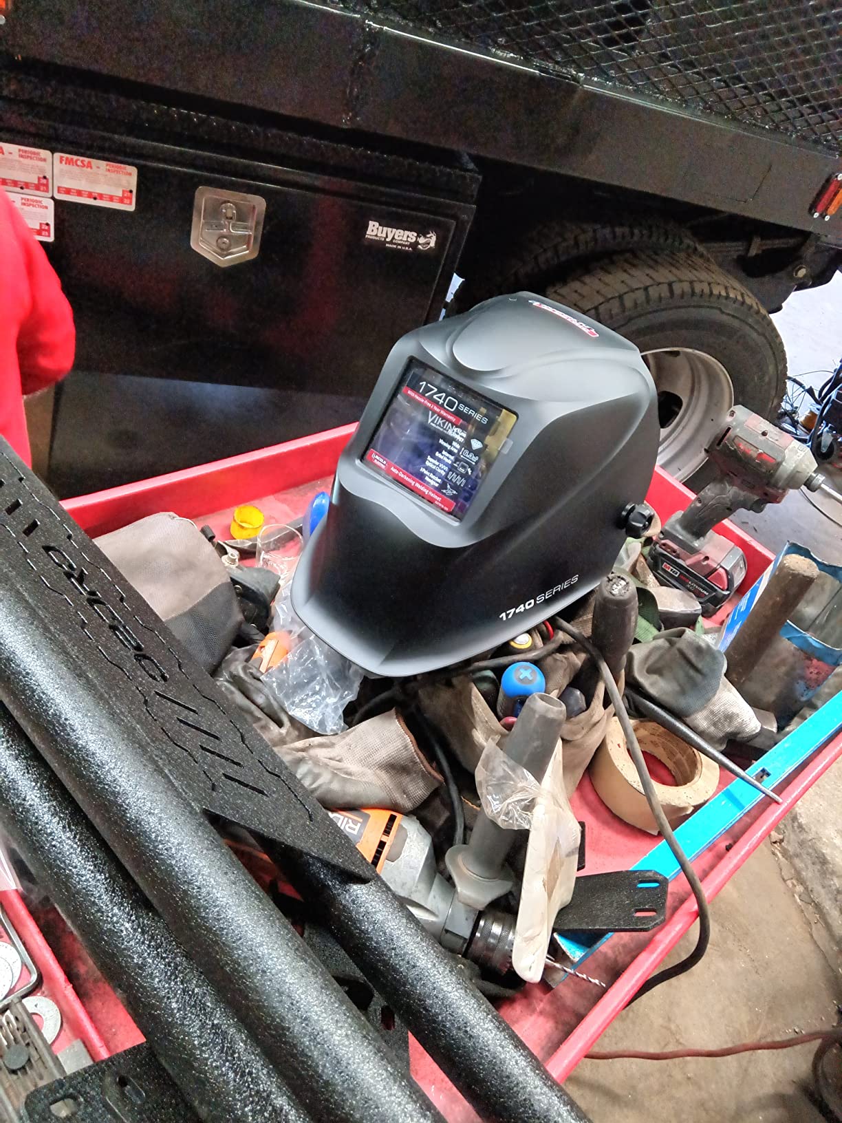 Lincoln Electric VIKING 1740 Auto-Darkening Welding Helmet, Matte Black – 4C Lens Tech, 1/1/1/1 Optics, 6.3 sq in View, Shade 9-13, Solar & Battery Powered, Model K3282-3 - Customer Photo 1