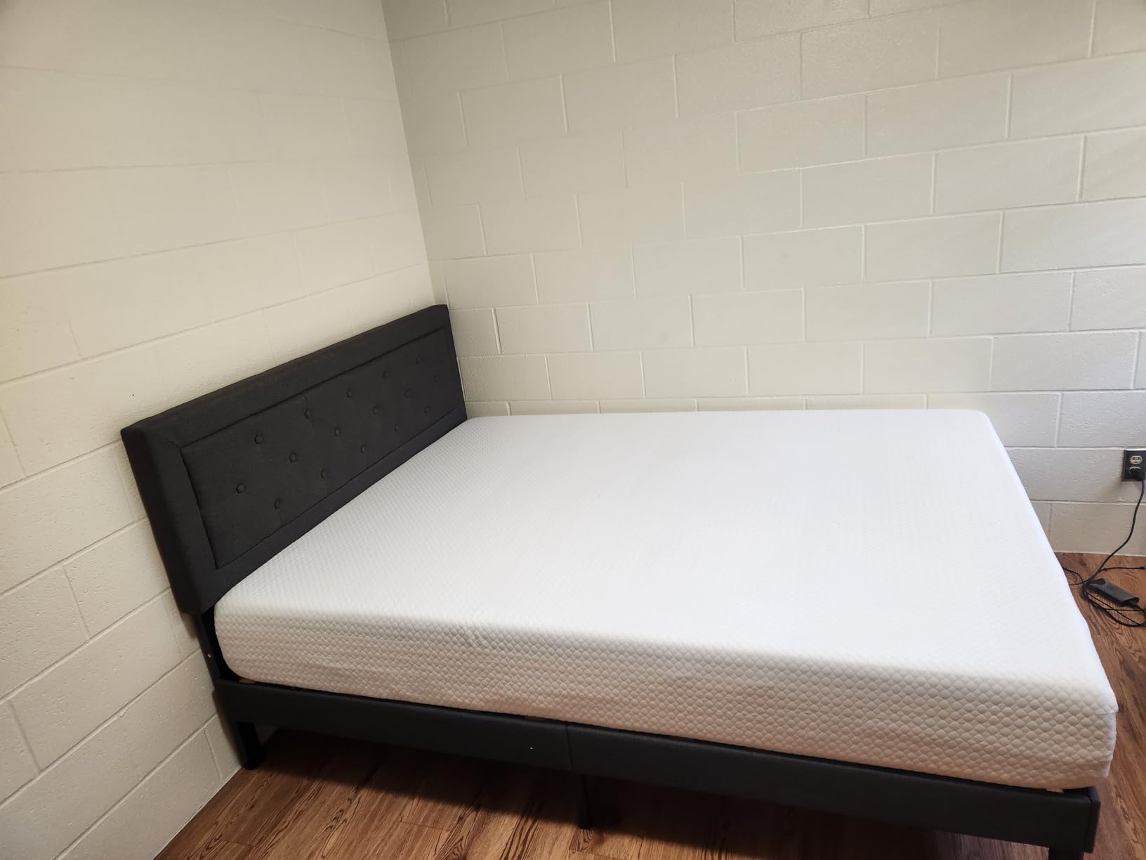 FDW | 10 Inch Queen Mattress | Medium Firm | Gel Memory Foam Mattress | White | Bed in a Box, CertiPUR-US Certified | Pressure Relief, Cooling Ventilated Foam | Washable Removable Cover - Customer Photo 1