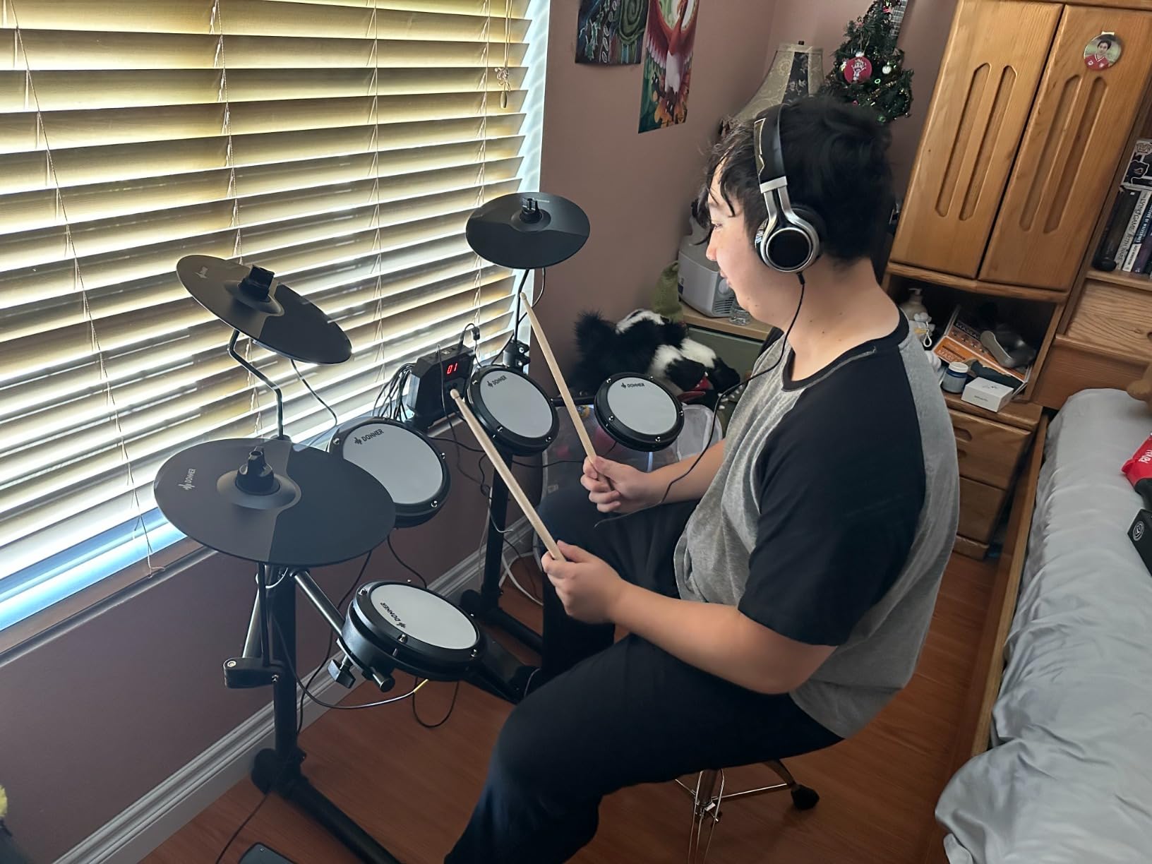 Donner DED-80 Electronic Drum Set with 4 Quiet Mesh Pads, 180+ Sounds, 2 Pedals, Throne, Headphones, Sticks, and Melodics Lessons - Customer Photo 2