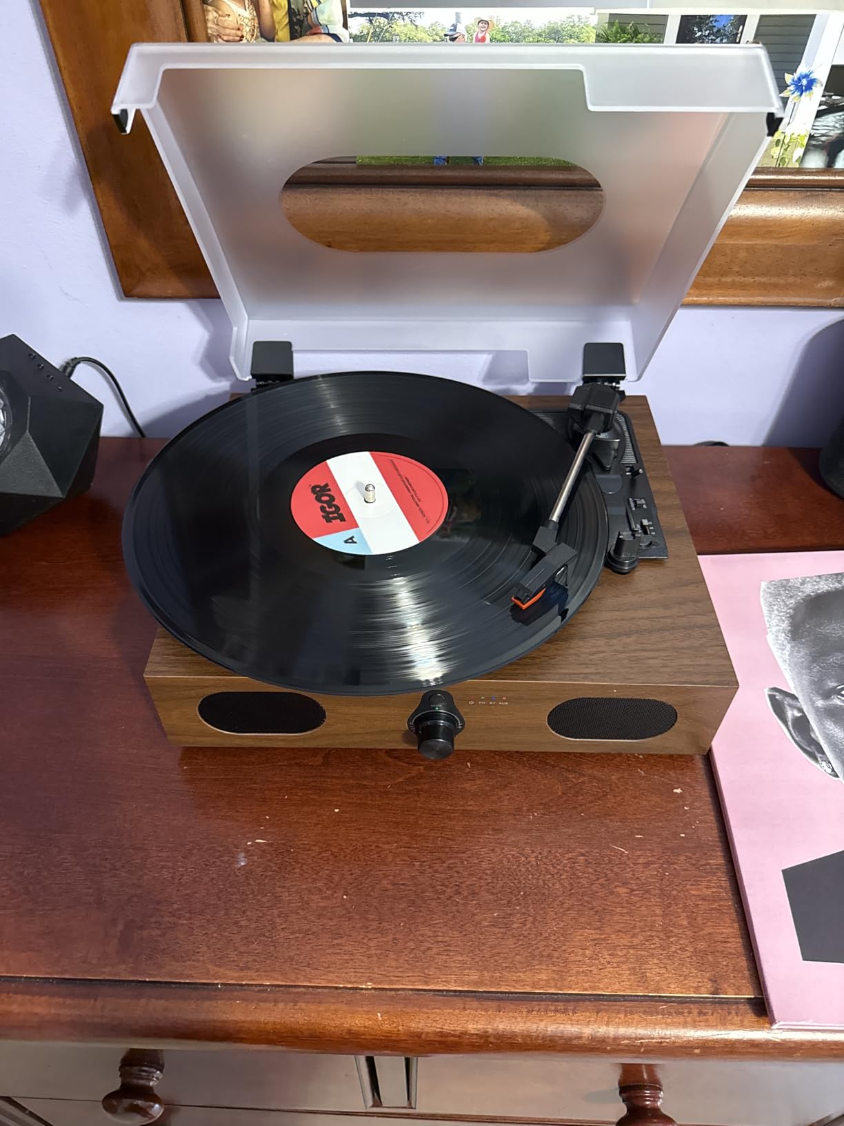 Amazon Amazon Basics Desktop Turntable Vinyl Record Player with Bluetooth and Built-in Speakers, 3-Speed, Black - Customer Photo 1 - RosenberryRooms
