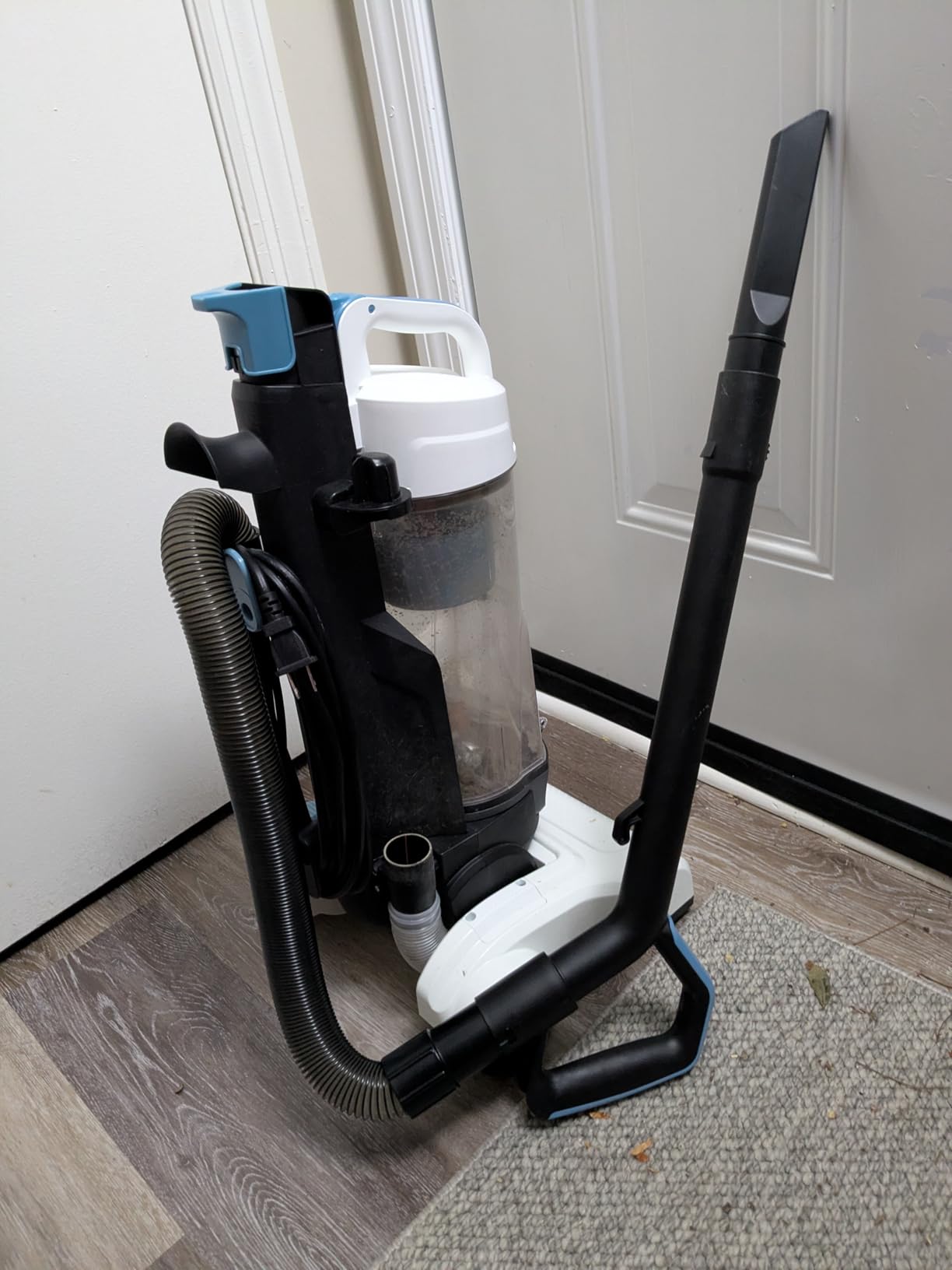 Amazon Basics Upright Bagless Vacuum Cleaner for Carpet and Hard Floors, With Crevice and Upholstery Tools, Detachable Handle, Lightweight (8.4 lbs), 1.7L Dust Cup, 720W, 25ft Cord, Black/White - Customer Photo 1