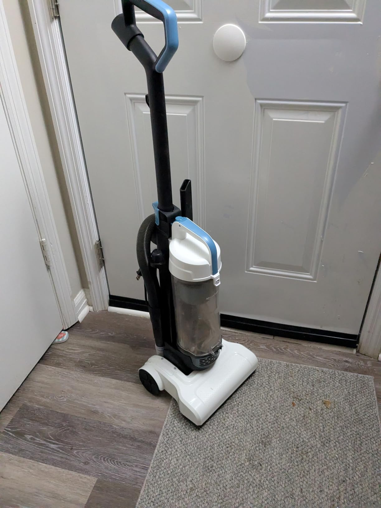 Amazon Basics Upright Bagless Vacuum Cleaner for Carpet and Hard Floors, Washable Filter, Crevice and Upholstery Tools, Detachable Handle, Lightweight, 1.7L Dust Cup, 25ft Cord, Black/White customer photo 2