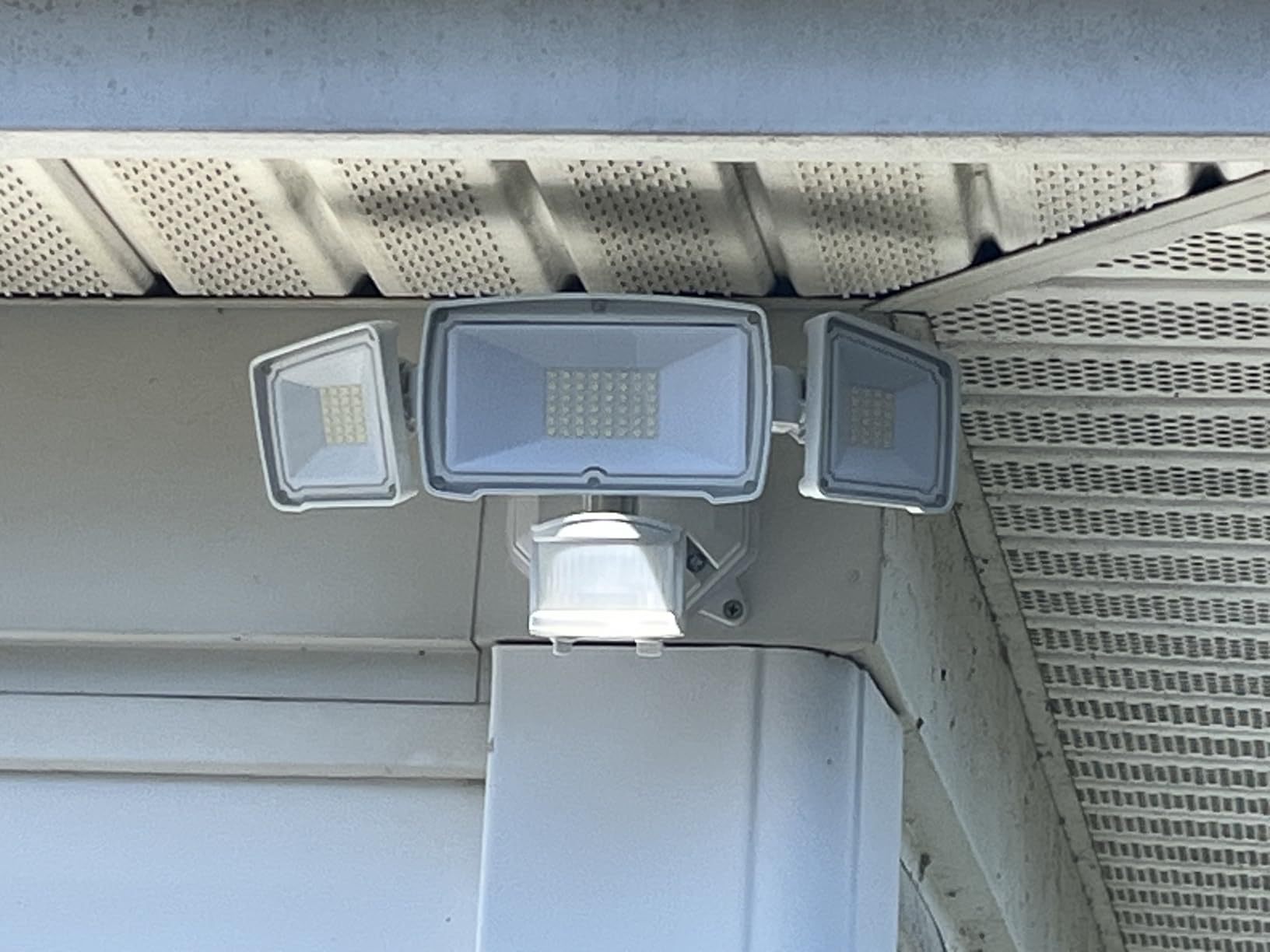HGGH Motion Sensor Outdoor Lights – Flood Lights Outdoor Security Light, LED Floodlights IP65 Waterproof 6500K 60W 6200LM with 3 Adjustable Heads, Exterior Light for House, Backyard, Porch - Customer Photo 1