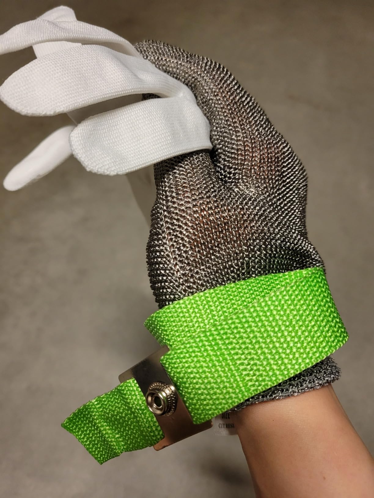 Level 9 Cut Resistant Kitchen Glove,Food Grade,Machine Washable,Stainless Steel Wire Metal Mesh Safety Work Glove for Mandolin,Meat Cutting,Oyster Shucking,and Wood Working (Large) - Customer Photo 1