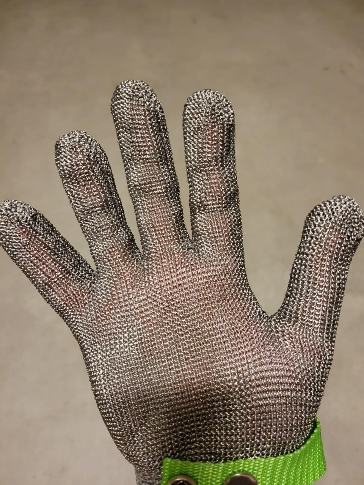 Level 9 Cut Resistant Kitchen Glove,Food Grade,Machine Washable,Stainless Steel Wire Metal Mesh Safety Work Glove for Mandolin,Meat Cutting,Oyster Shucking,and Wood Working (Large) - Customer Photo 2