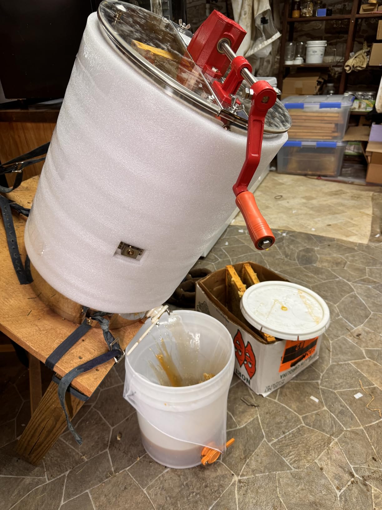 VEVOR Honey Extractor, 2/4 Frame Stainless Steel Manual Beekeeping Extraction, Honeycomb Drum Spinner with Transparent Lid, Apiary Centrifuge Equipment with Height Adjustable Stand, Silver - Customer Photo 1