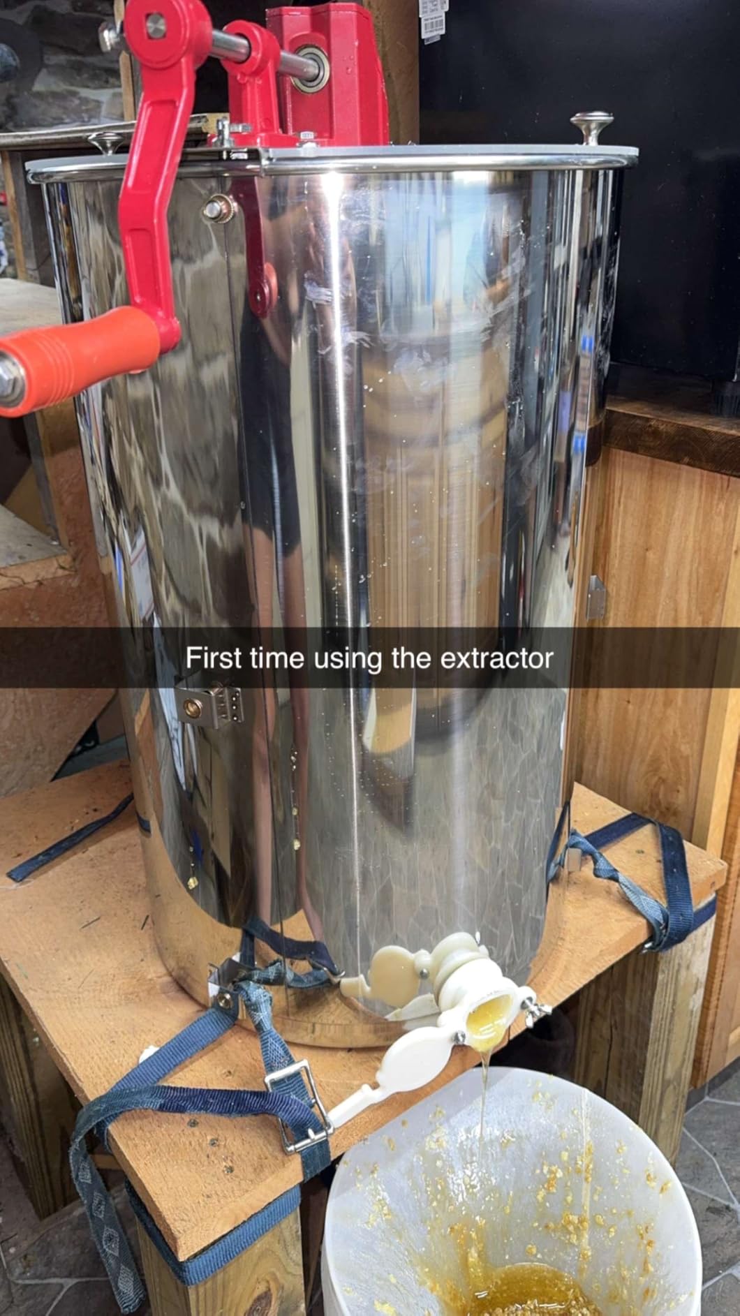 VEVOR Honey Extractor, 2/4 Frame Stainless Steel Manual Beekeeping Extraction, Honeycomb Drum Spinner with Transparent Lid, Apiary Centrifuge Equipment with Height Adjustable Stand, Silver - Customer Photo 2