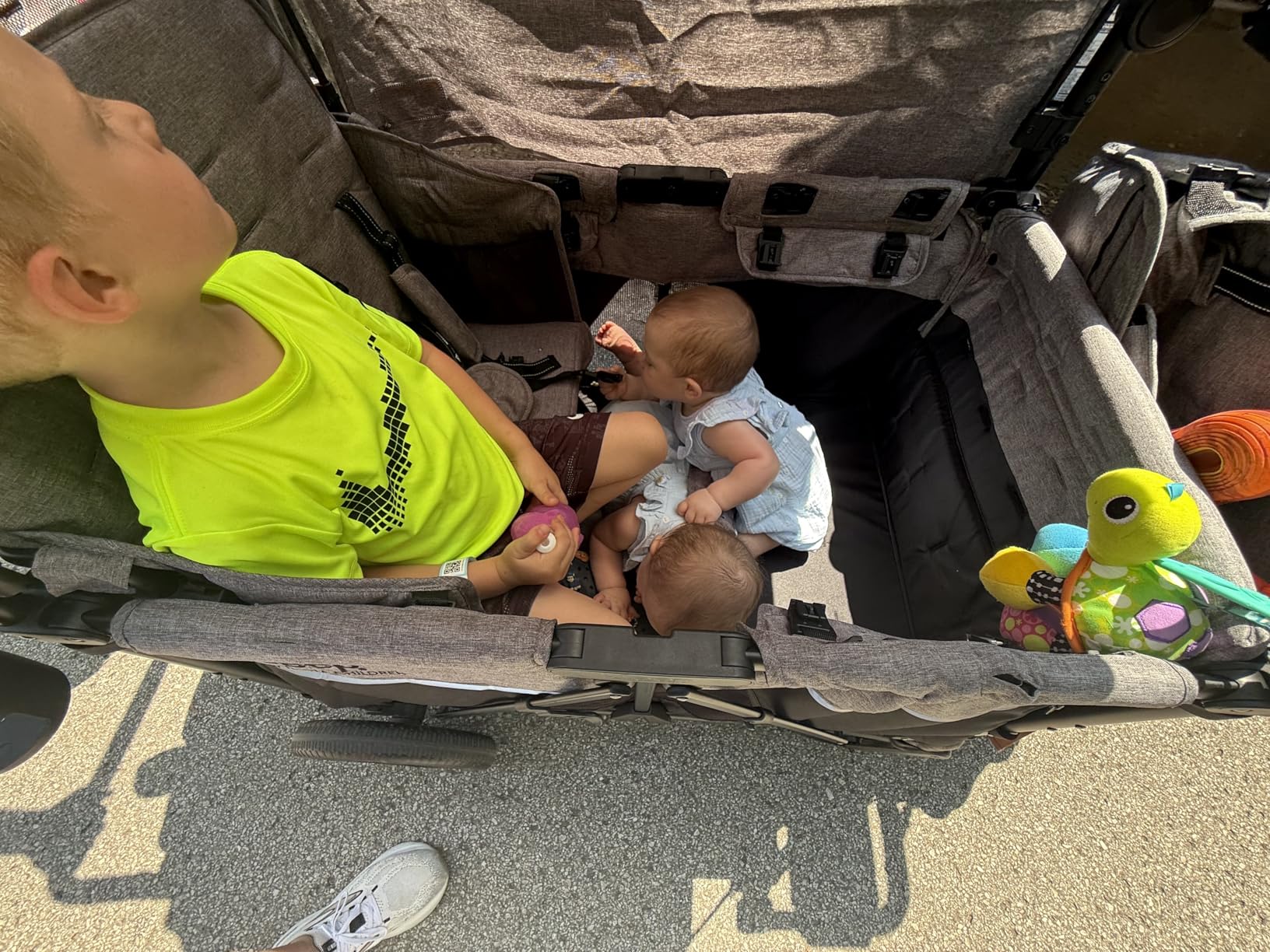 Jeep Wrangler Deluxe 4 Seater Stroller Wagon by Delta Children - Premium Quad Stroller Wagon for 4 Kids with Convertible Seats, Adjustable Push/Pull Handles, Removable Canopy & Flat Fold, Grey - Customer Photo 2