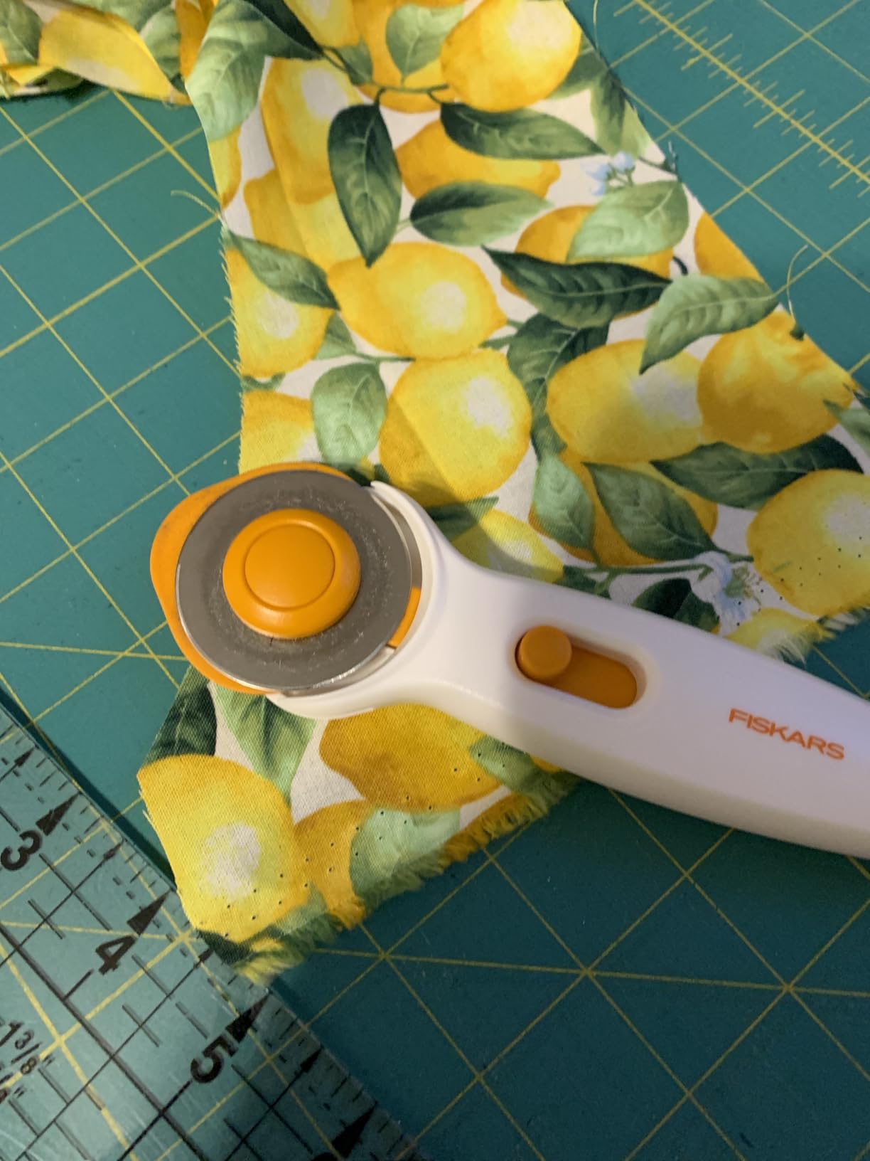 Fiskars 45mm Rotary Cutter for Fabric, Premium Steel Stick Fabric Cutter Cuts Through Multiple Layers, Right and Left Handed, Easy and Safe Blade Change, Arts and Crafts, Sewing and Quilting Tools - Customer Photo 1