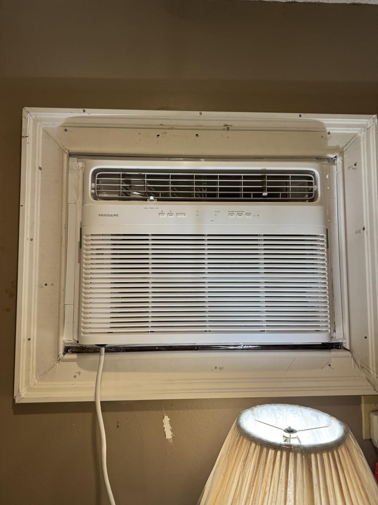 Frigidaire 18,000 BTU Smart Window Air Conditioner with Wi-Fi, Cools Up to 1,020 Sq. Ft., Remote Control, Quiet Operation, Eco Mode, 3 Fan Speeds, White - Customer Photo 2