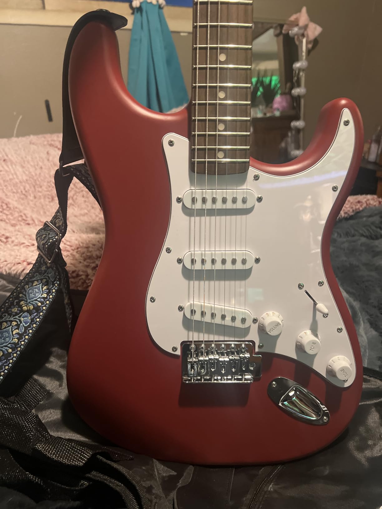 Fender Squier Debut Series Stratocaster Electric Guitar, Beginner Guitar, with 2-Year Warranty, Includes Free Lessons, Black with Matte Finish - Customer Photo 2