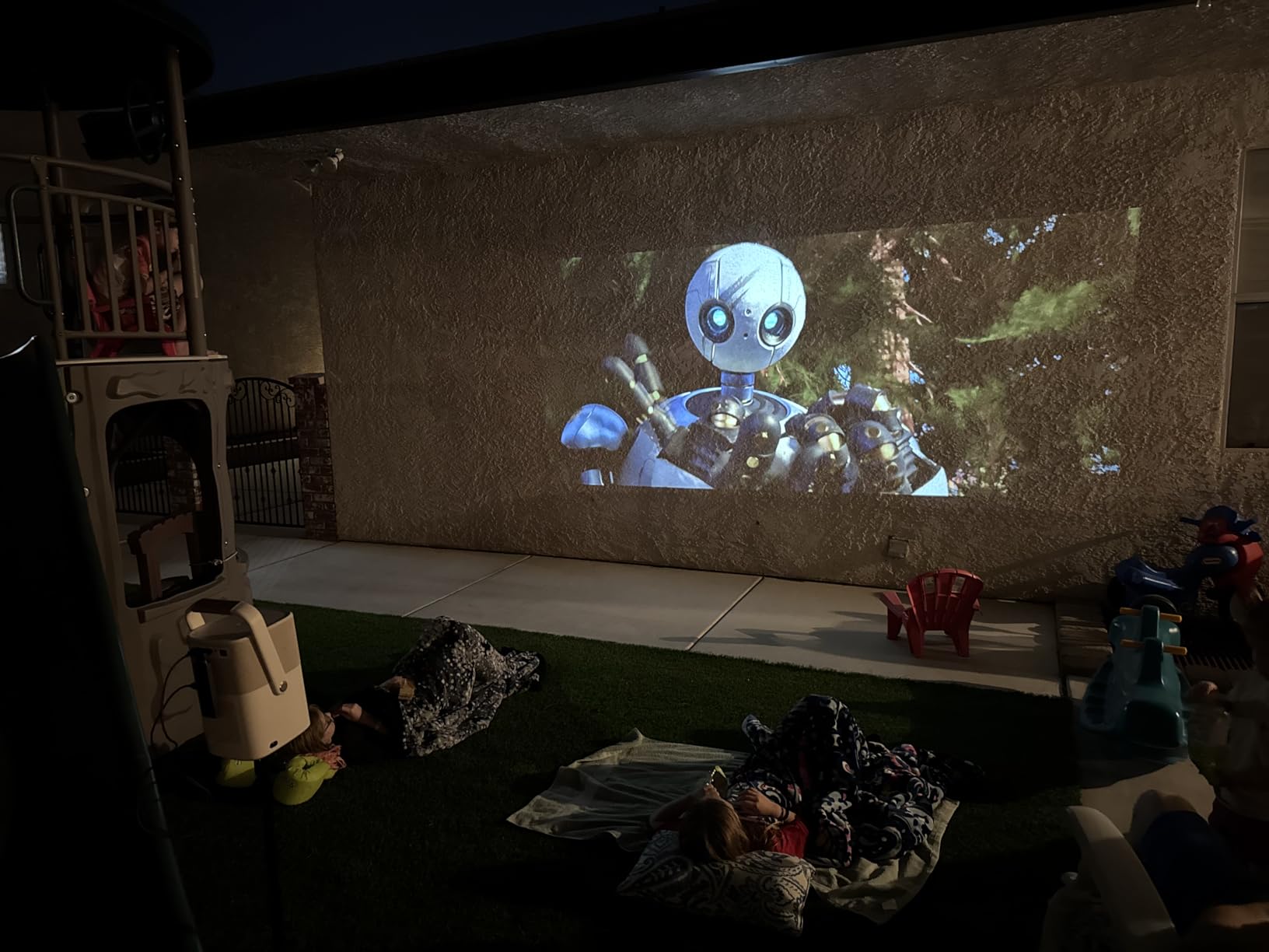 [Sound by JBL & Built-in Battery] Yaber T2 Outdoor Projector with WiFi 6 and Bluetooth, Native 1080P Smart Movie Portable Projector for Inside and Outside, Compatible with TV Dongle (Not included) - Customer Photo 2