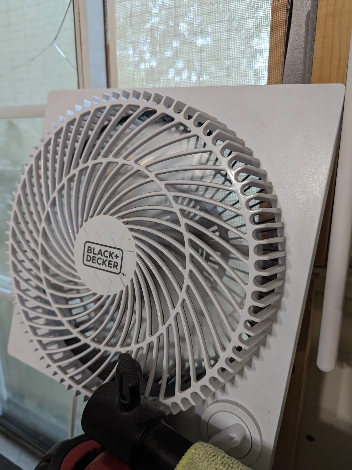 BLACK+DECKER Desktop Air Cooler, Personal Portable Fan with 3-Speeds, Evaporative Air Cooler with 0.5L Water Tank, Air Cooler Fan for Desk, Home, Office, Bedroom, and more, BDMC10, White/Gray - Customer Photo 1