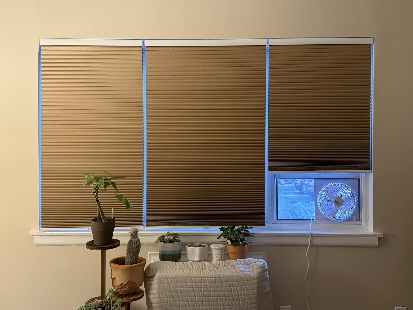 BLACK+DECKER Desktop Air Cooler, Personal Portable Fan with 3-Speeds, Evaporative Air Cooler with 0.5L Water Tank, Air Cooler Fan for Desk, Home, Office, Bedroom, and more, BDMC10, White/Gray Customer Review BLACK+DECKER Desktop Air Cooler, Personal Portable Fan with 3-Speeds, Evaporative Air Cooler with 0.5L Water Tank, Air Cooler Fan for Desk, Home, Office, Bedroom, and more, BDMC10, White/Gray - Customer Photo 3