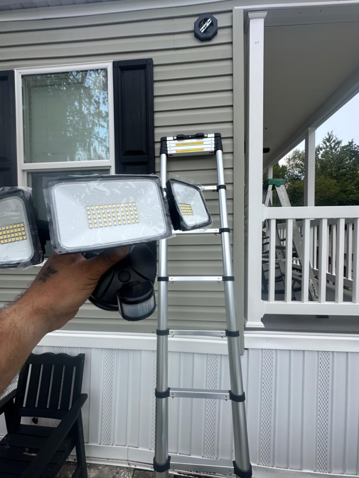 VEVOR Telescoping Ladder, 15 FT Aluminum Collapsible Extension Ladder, 400 LBS Capacity with Non-Slip Feet, Portable Multi-Purpose Compact Ladder for Home, RV, Loft, ANSI Listed - Customer Photo 1