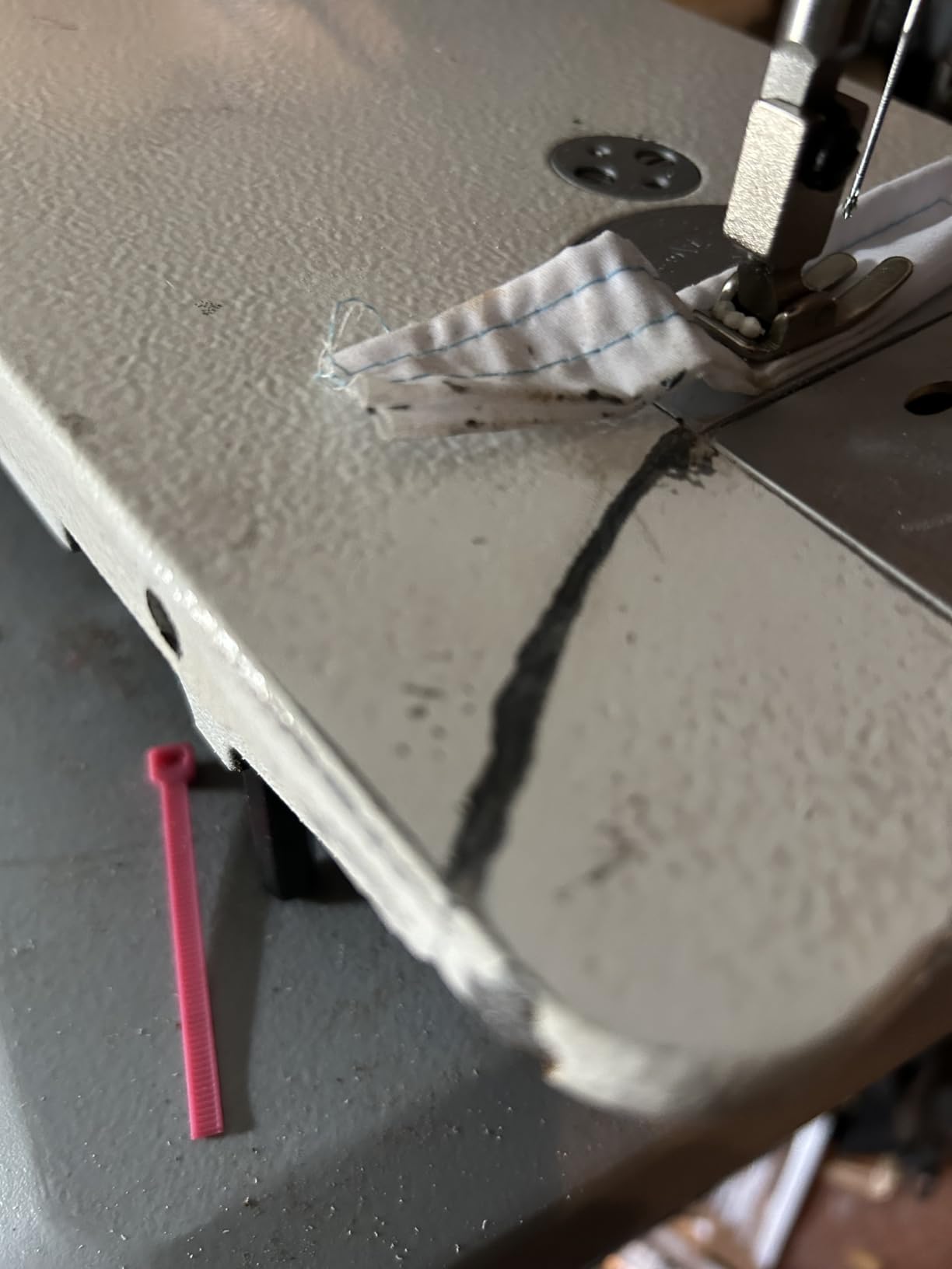 VEVOR Industrial Sewing Machine, 550W Servo Motor and Table Stand, 5000s.p.m Heavy-duty Lockstitch Sewing Machine, Clear Control Panel and Electro-mechanization Intelligent Start-stop for Easy Use - Customer Photo 1