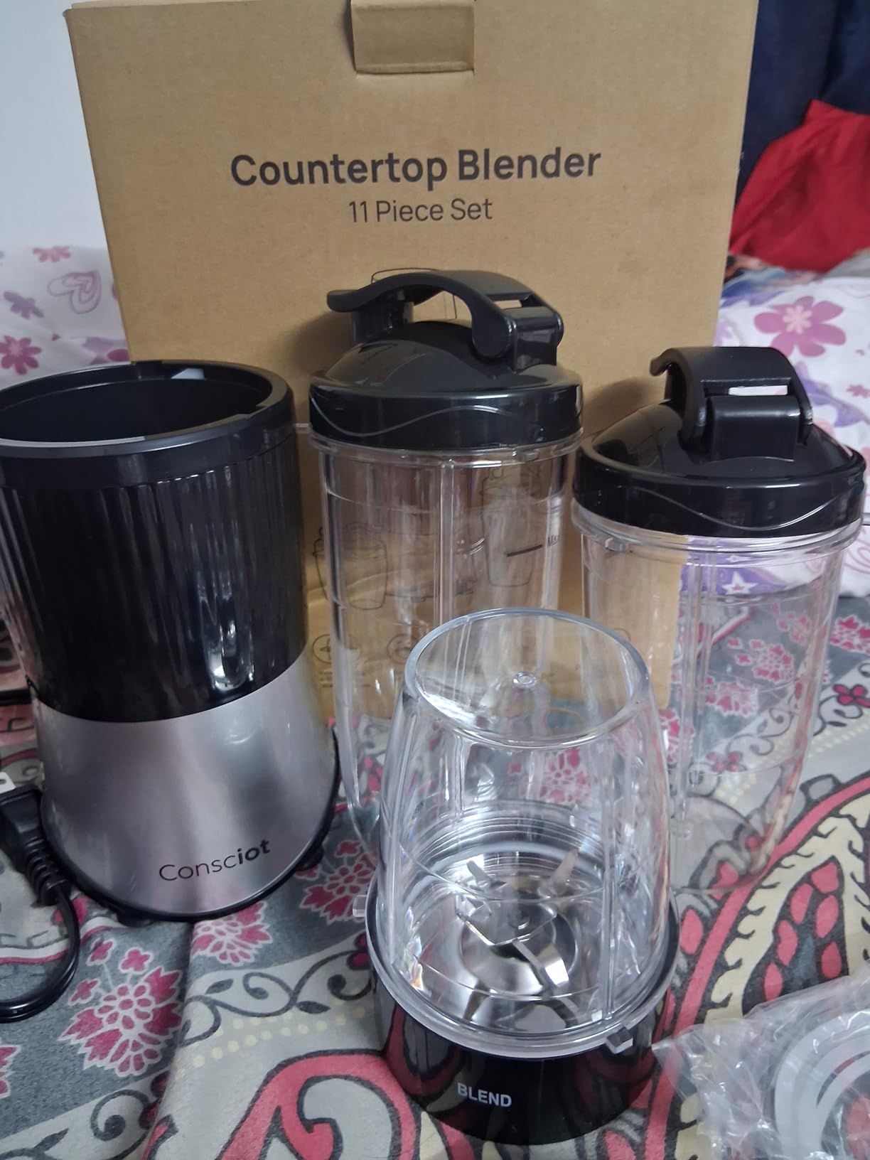 Consciot CB08 11-Piece Blender for Kitchen and Personal Size, Blend Shakes and Smoothies, Frozen Drinks, Baby Food, Spreads & More, 3 Portable To-Go Cups & 2 Spout Lids & 1 Solid Lid, 900 Peak Watts - Customer Photo 1