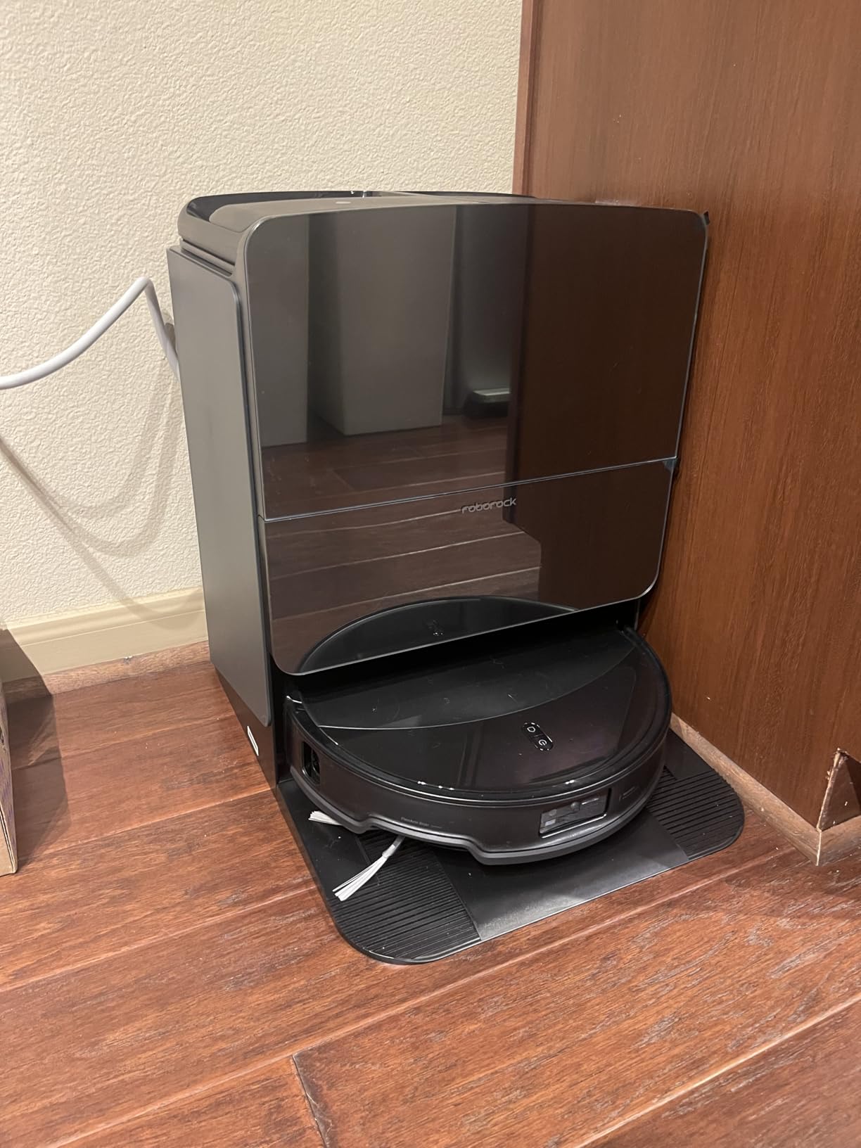 roborock Saros 10R Robot Vacuum and Mop, 22,000 Pa Suction, Zero-Tangling, 3.14'' Ultra Slim, FlexiArm Riser Technology for Carpet & Floor, Corner & Edge Cleaning, Self-Emptying, Hot Air Drying, Black - Customer Photo 2