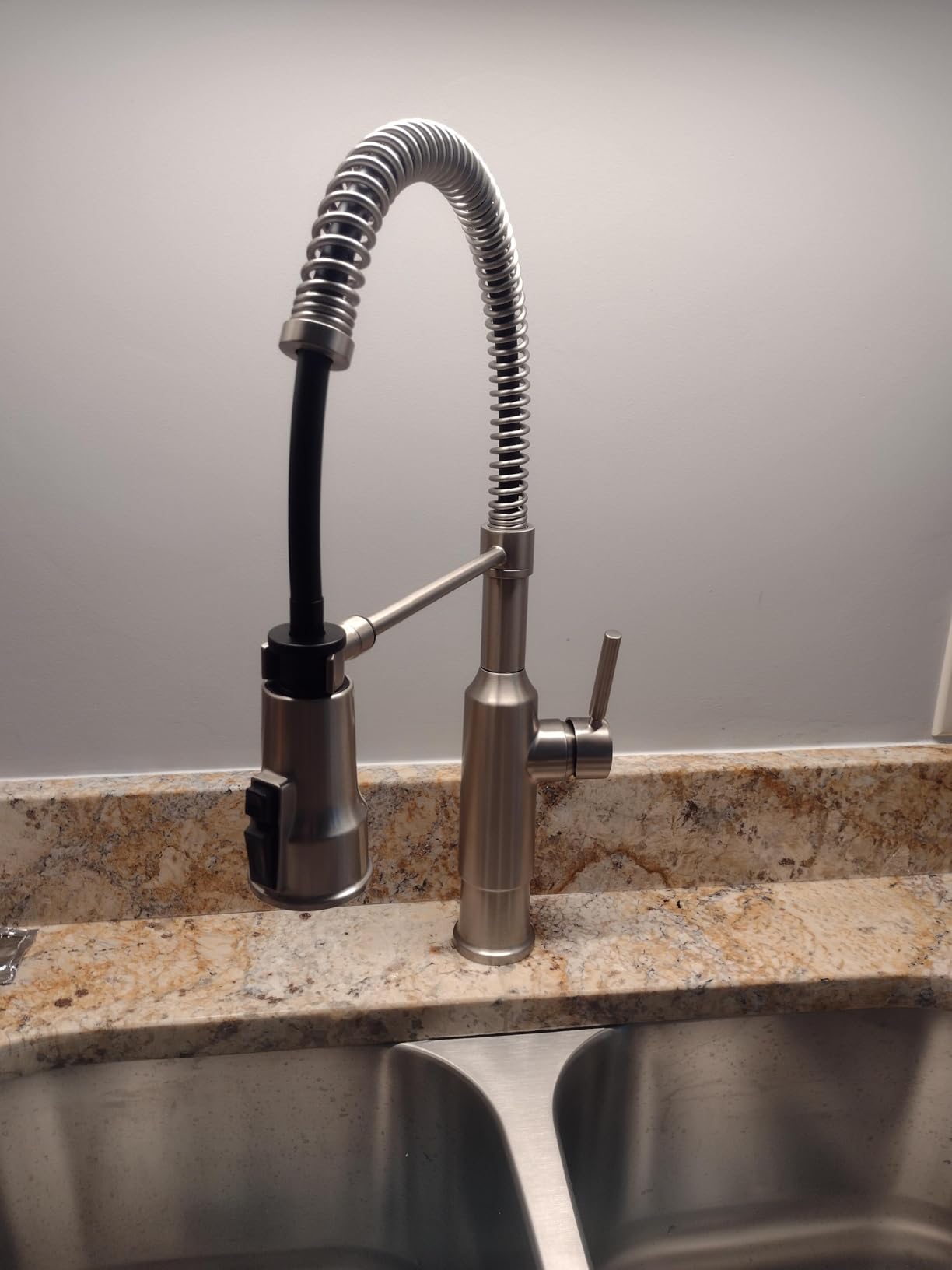 Delta Theodora Pro Style Commercial Kitchen Faucet with Pull Down Sprayer, Single Hole Brushed Gold Kitchen Sink Faucet, Single Handle, Champagne Bronze 18804Z-CZ-DST - Customer Photo 1