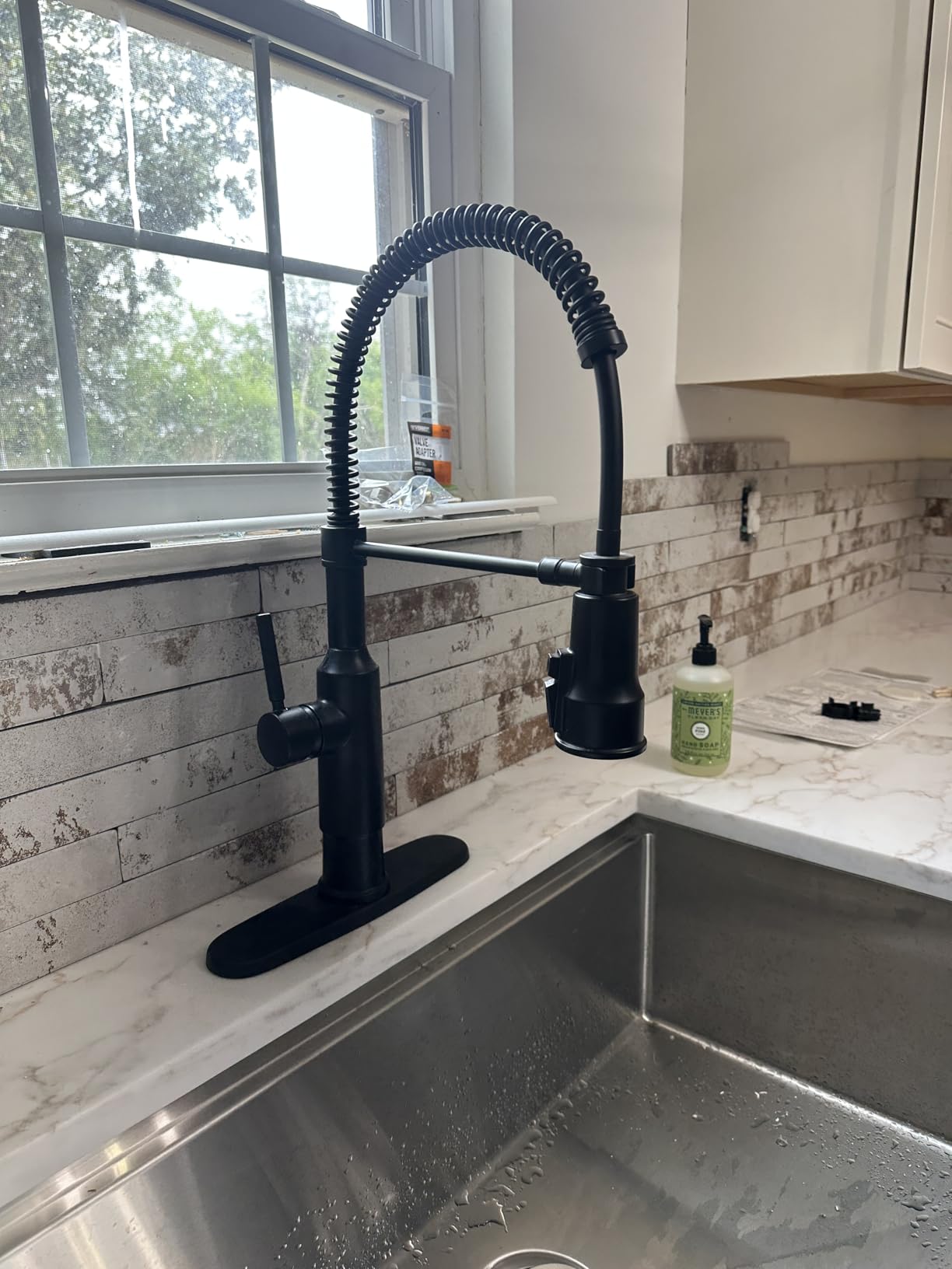Delta Theodora Pro Style Commercial Kitchen Faucet with Pull Down Sprayer, Single Hole Brushed Gold Kitchen Sink Faucet, Single Handle, Champagne Bronze 18804Z-CZ-DST - Customer Photo 2