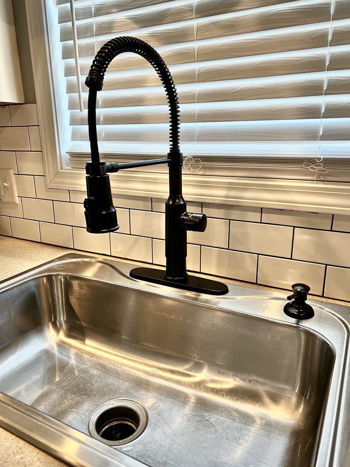 Delta Theodora Pro Style Commercial Kitchen Faucet with Pull Down Sprayer, Single Hole Brushed Gold Kitchen Sink Faucet, Single Handle, Champagne Bronze 18804Z-CZ-DST - Customer Photo 3