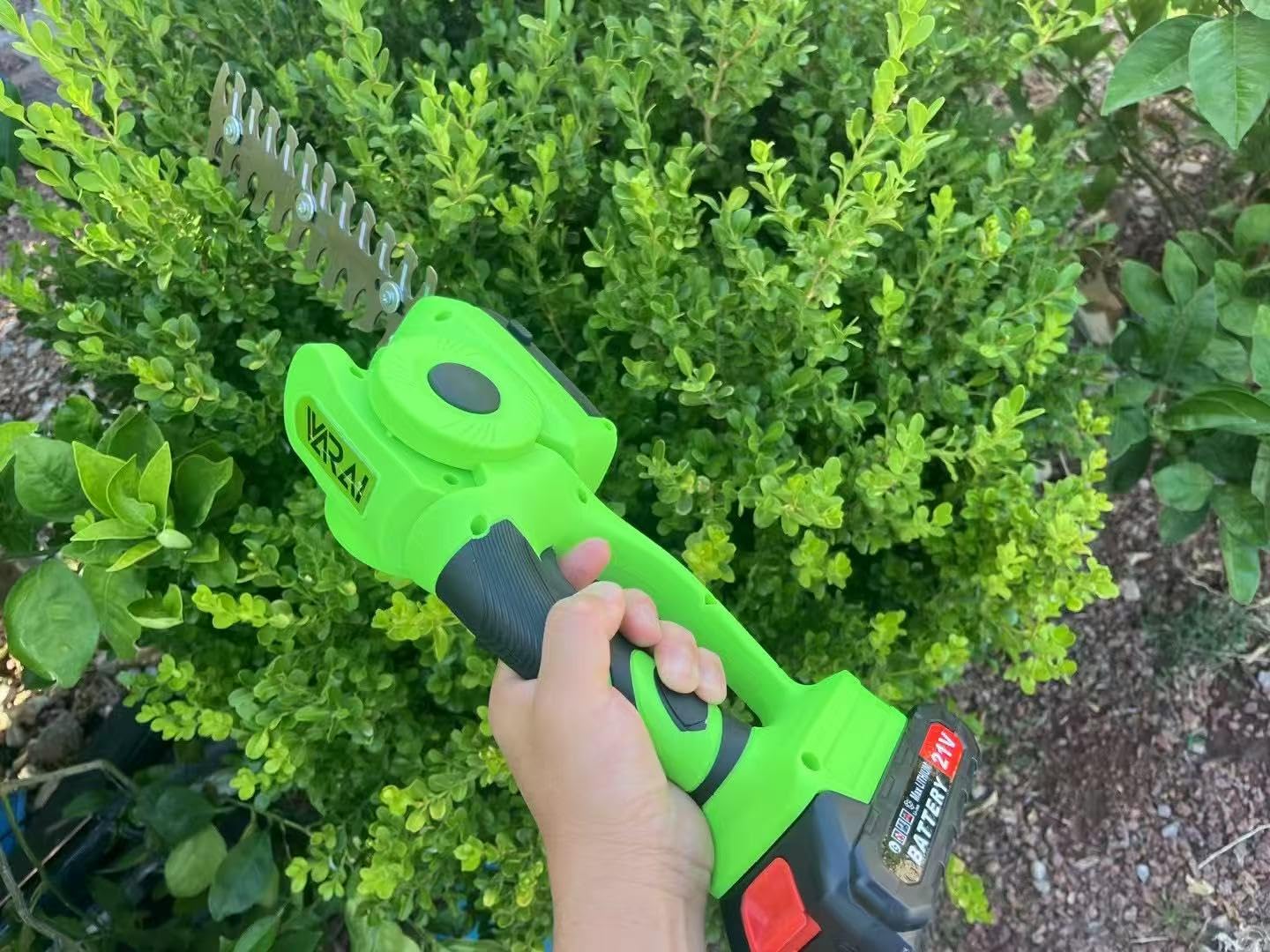 Cordless Hedge Trimmer, 2-in-1 Hedge Trimmer, Ultra Long Battery Life with Battery*2, high-Power and high-Capacity Grass Trimmer for Gardens, Yards and lawns, Including Charger - Customer Photo 1