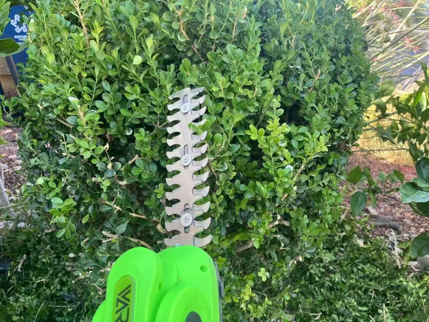 Cordless Hedge Trimmer, 2-in-1 Hedge Trimmer, Ultra Long Battery Life with Battery*2, high-Power and high-Capacity Grass Trimmer for Gardens, Yards and lawns, Including Charger - Customer Photo 2